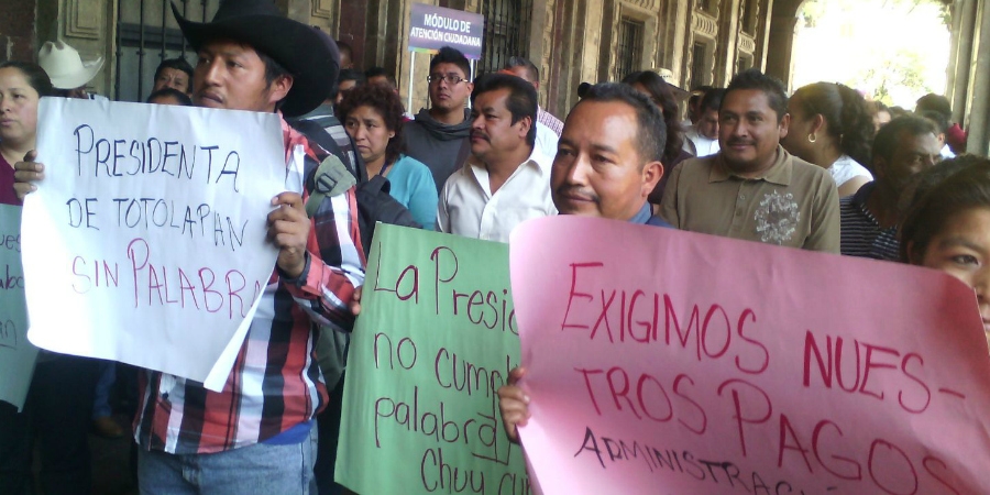 Trabajadores del Ayuntamiento de Totolapan se manifiestan en Cuernavaca