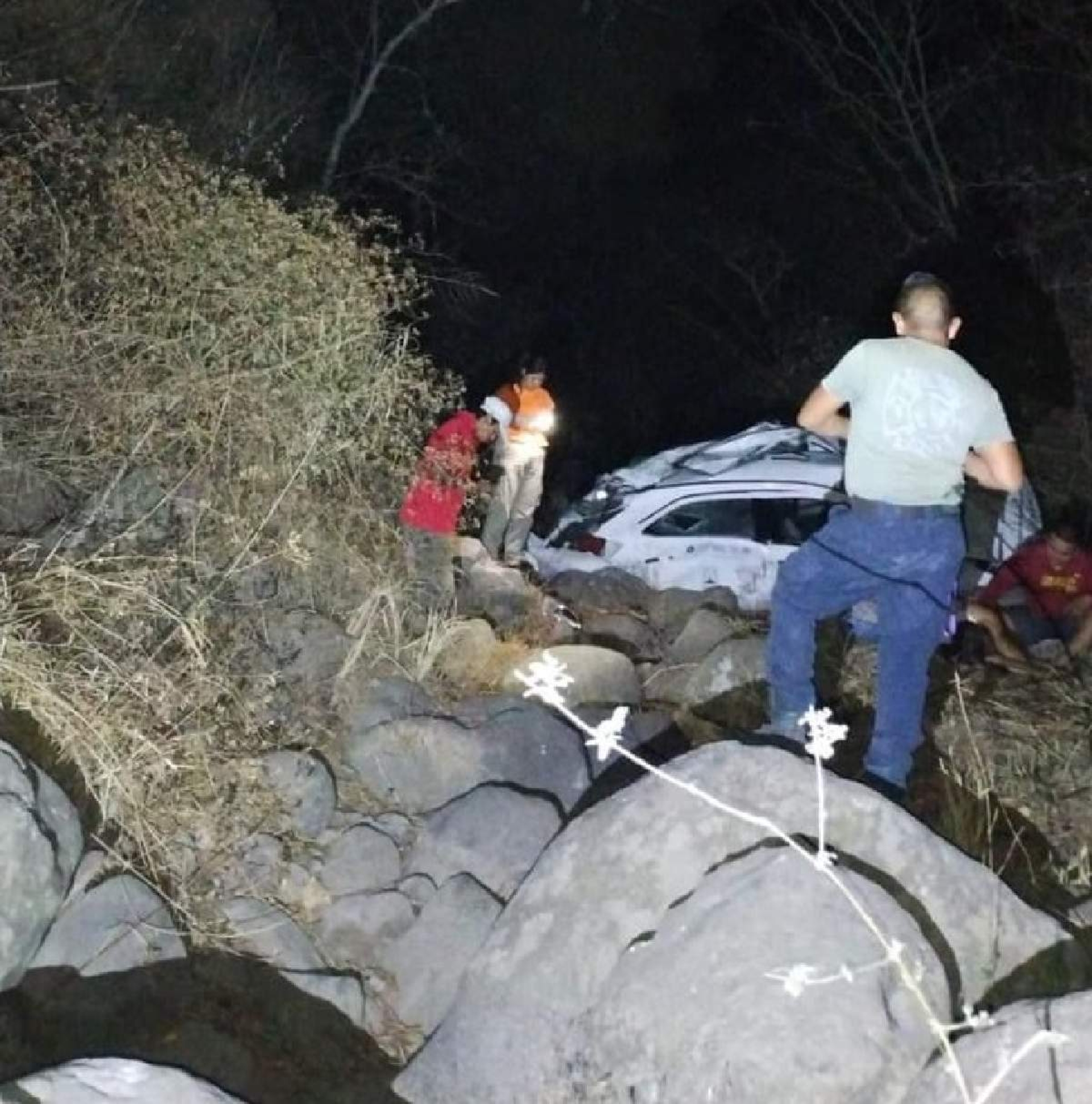 Cae taxi a un barranco; hay un muerto y un herido