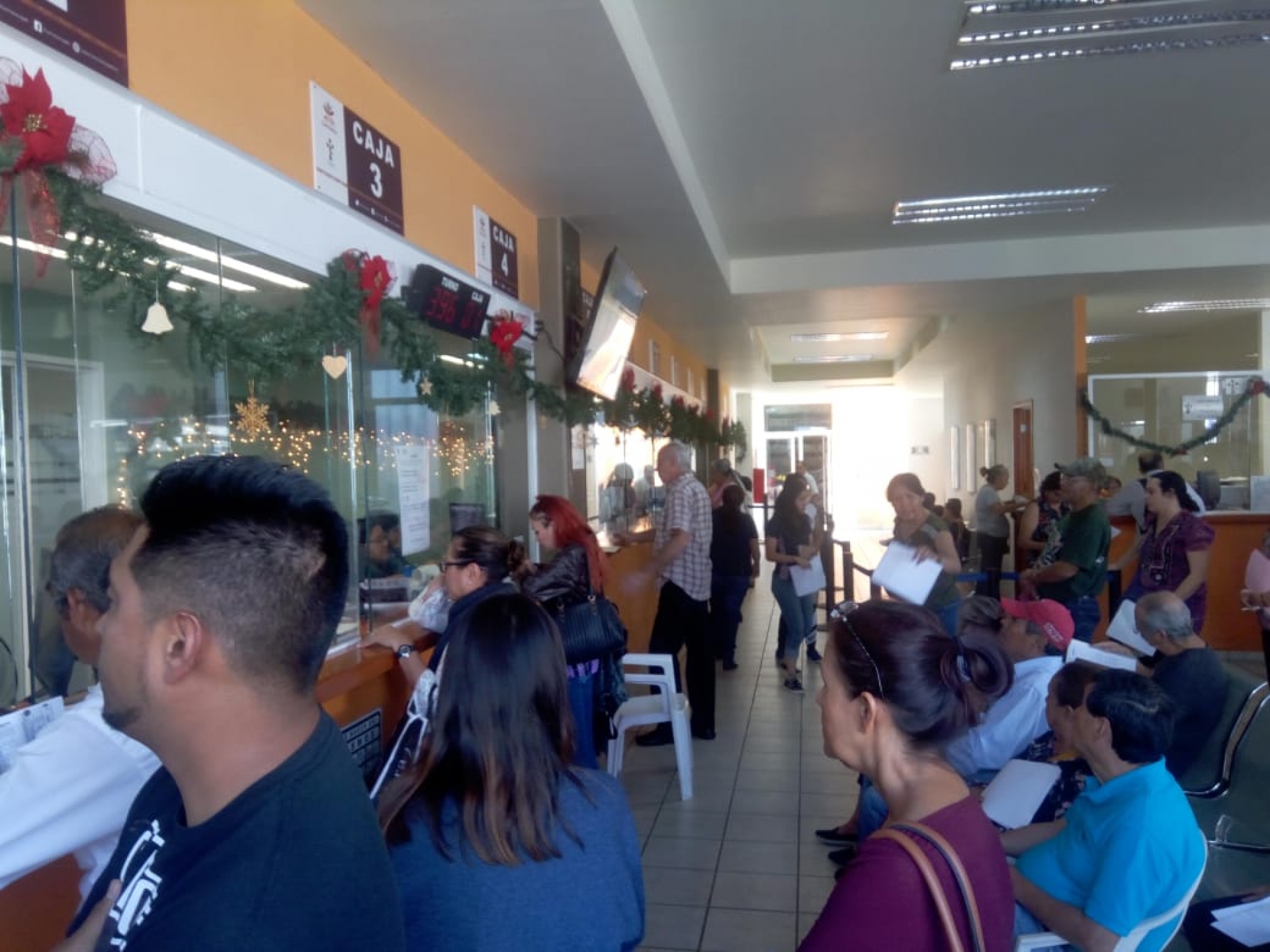 Gran afluencia de contribuyentes para el pago del impuesto predial, en Cuernavaca