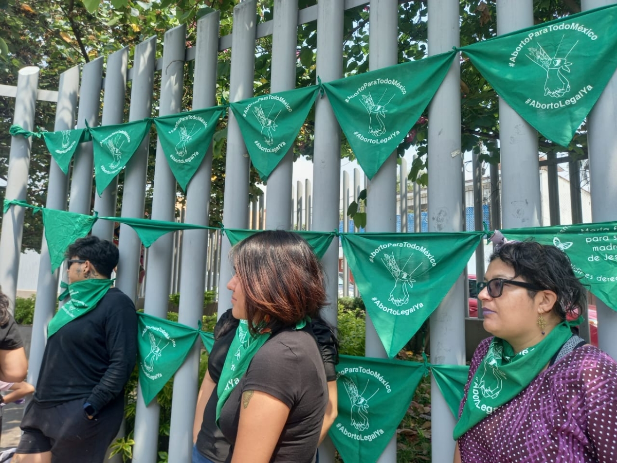 También feministas reclaman por inutilidad del Congreso
