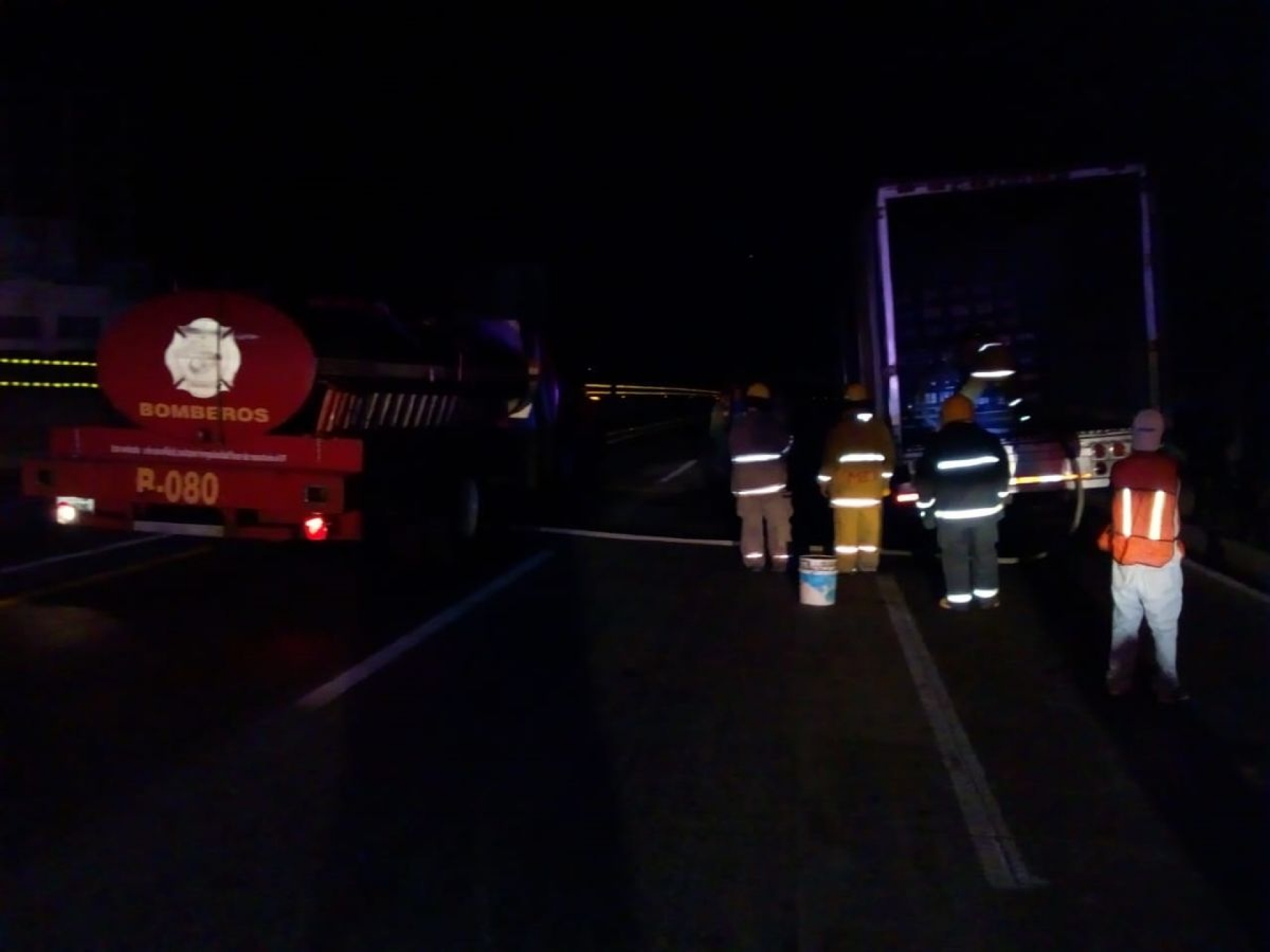 Se incendia un camión de carga en el Paso Exprés