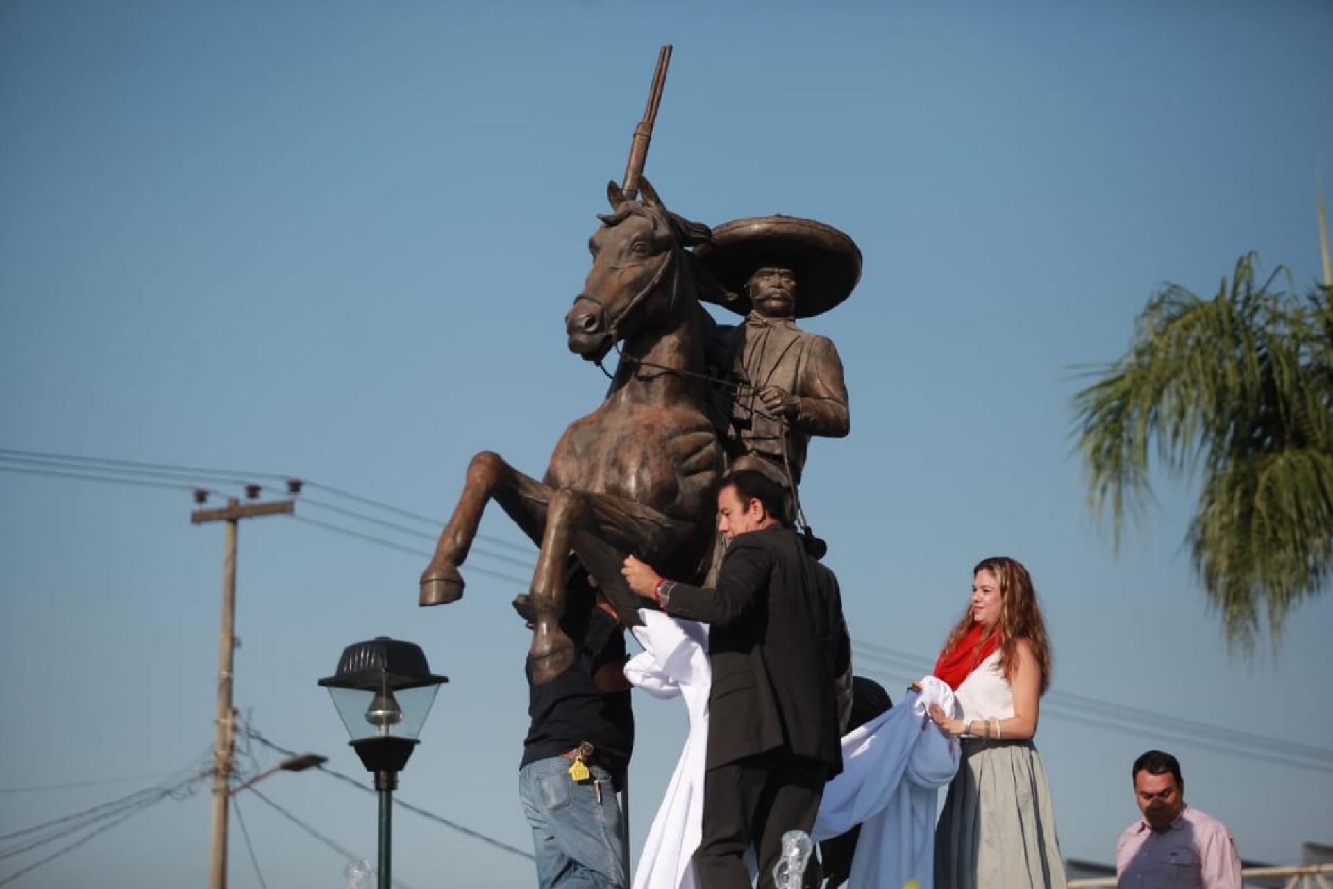 Devela Ayuntamiento de Cuernavaca estatua del General Emiliano Zapata