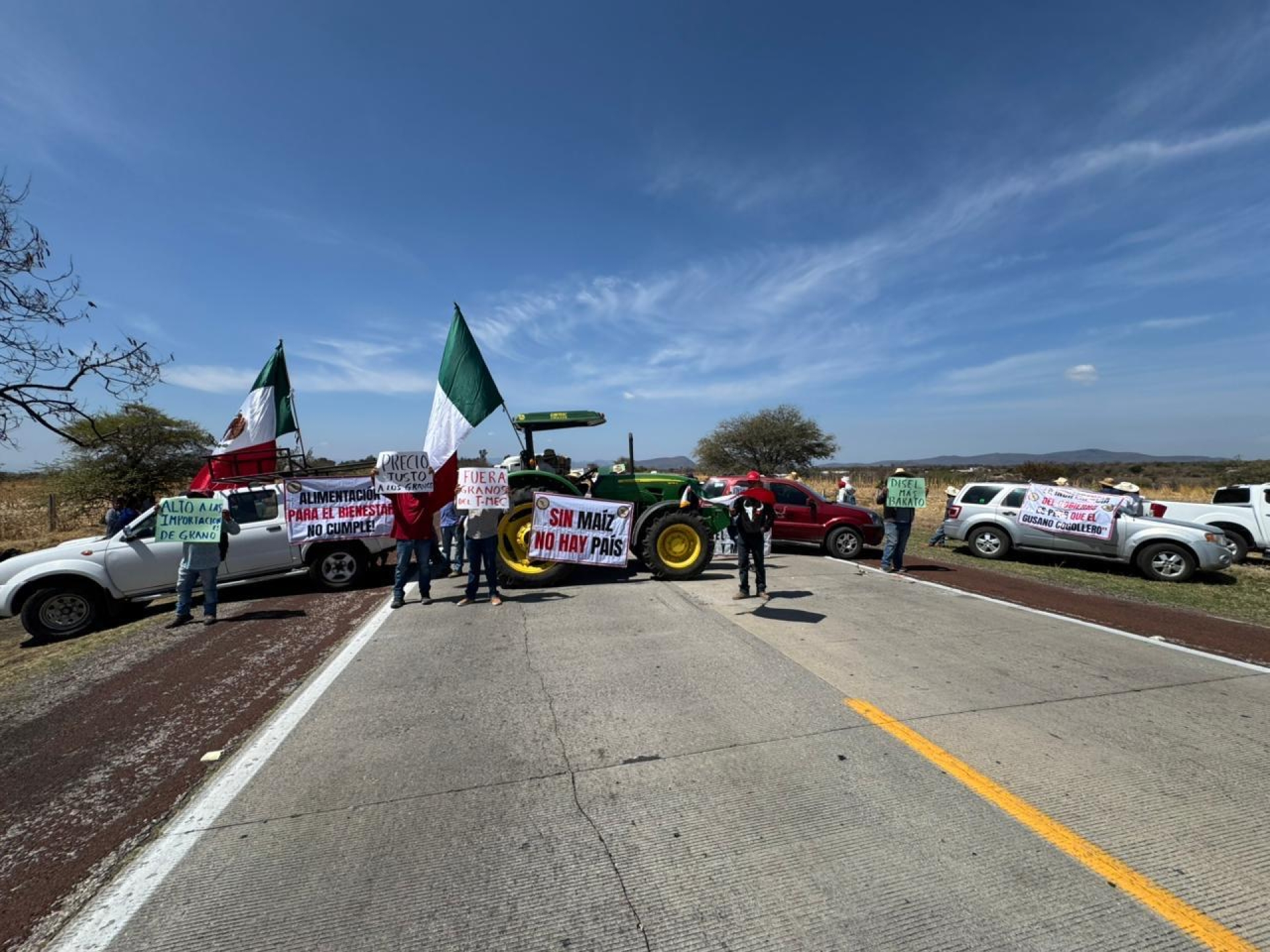 Inician productores de maíz y sorgo de la región oriente de Morelos bloqueo en autopista Siglo XXI