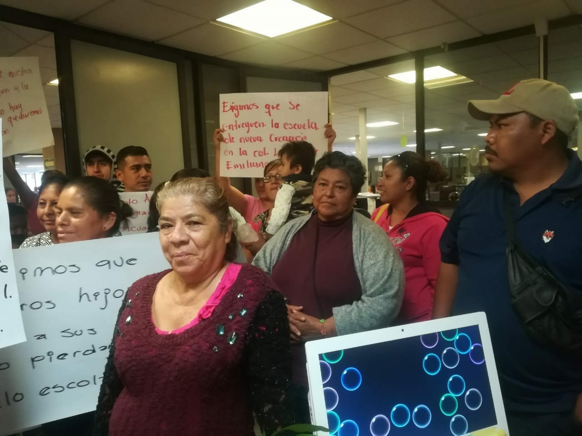 Exigen padres de familia al IEBEM entrega de escuela