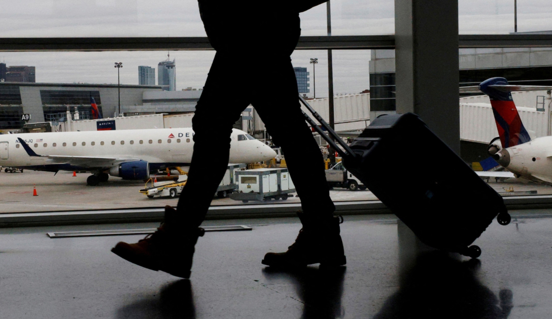 ¿Dónde guardar el cargador del celular al viajar en avión? Esto es lo que debes saber