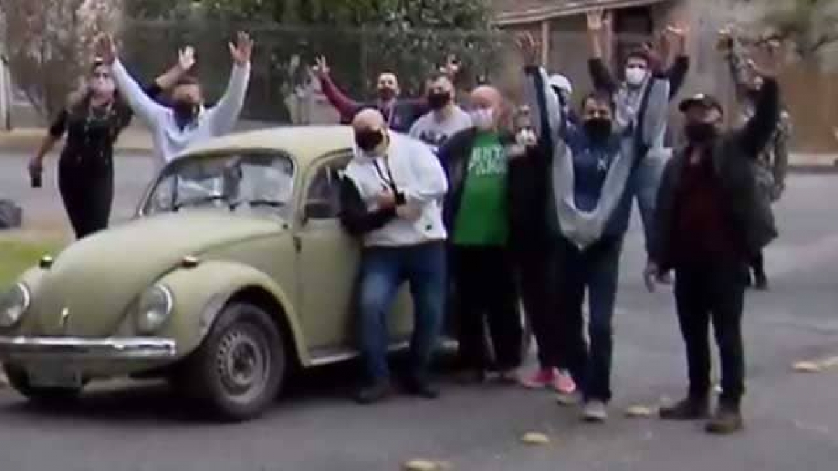 Maestro vende su auto por problemas económicos; sus alumnos se lo compran y se lo devuelven