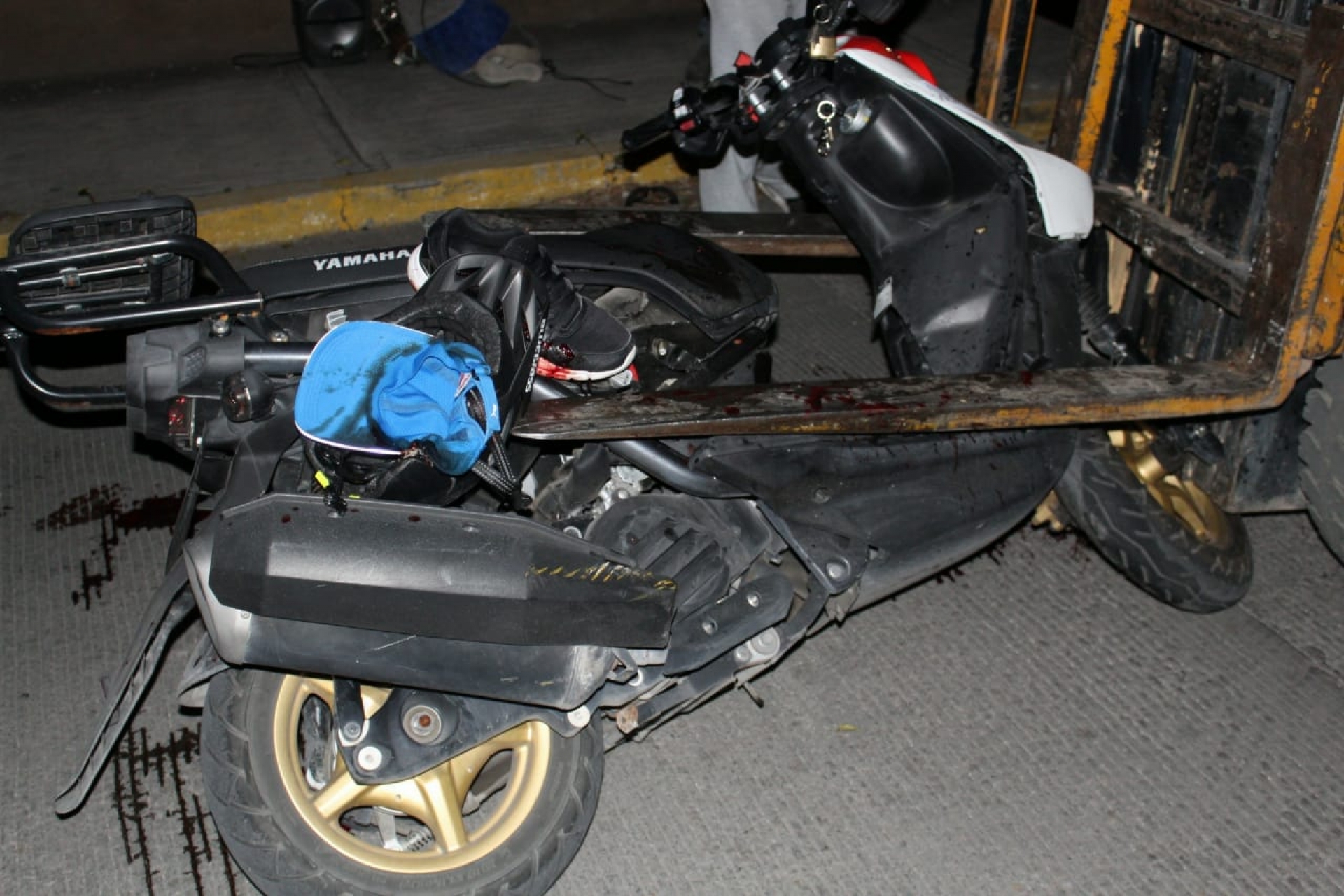 Motociclista se impacta contra montacargas en la colonia Bugambilias