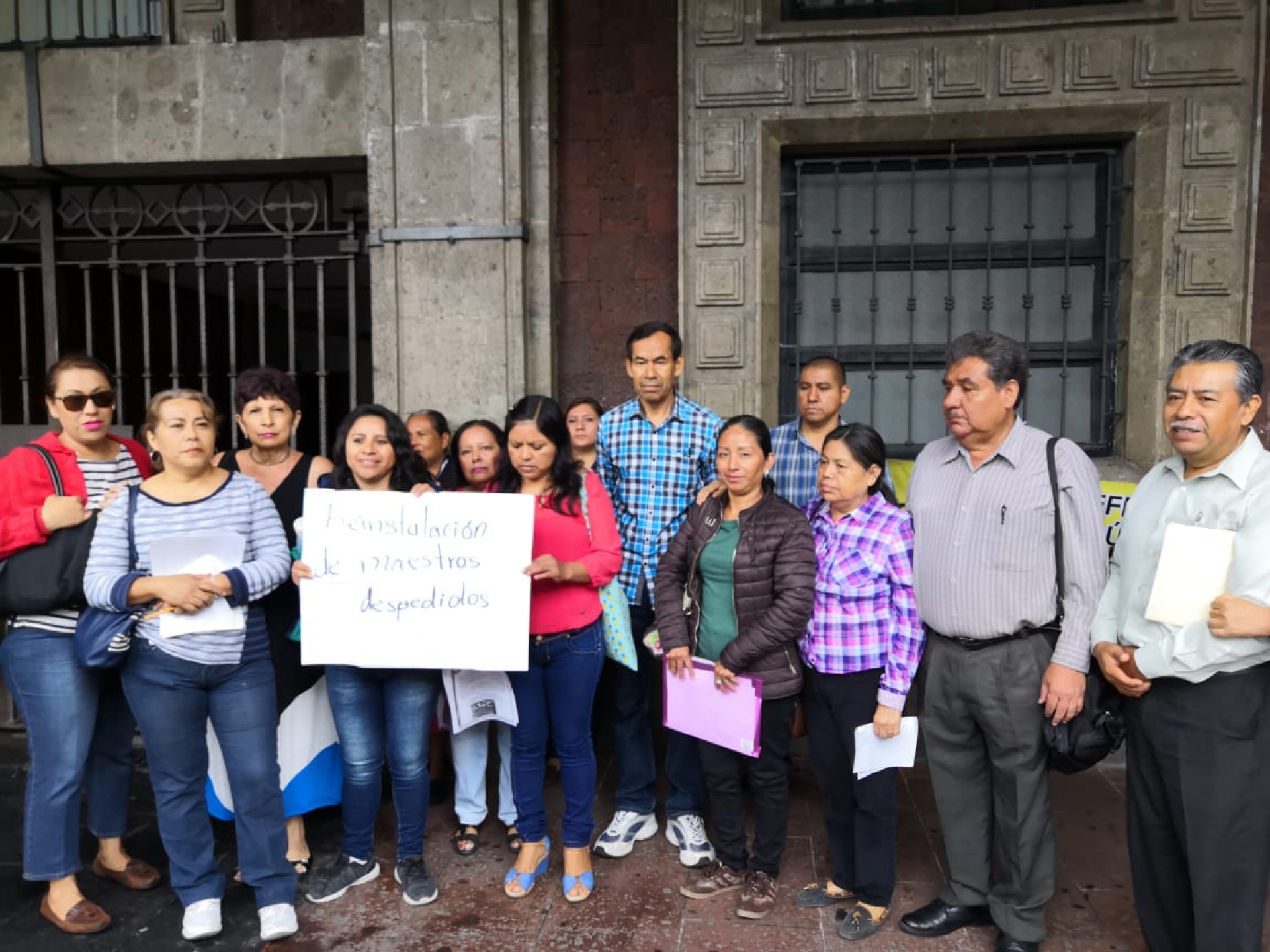 Demandan maestros cesados entrega de órdenes de asignación