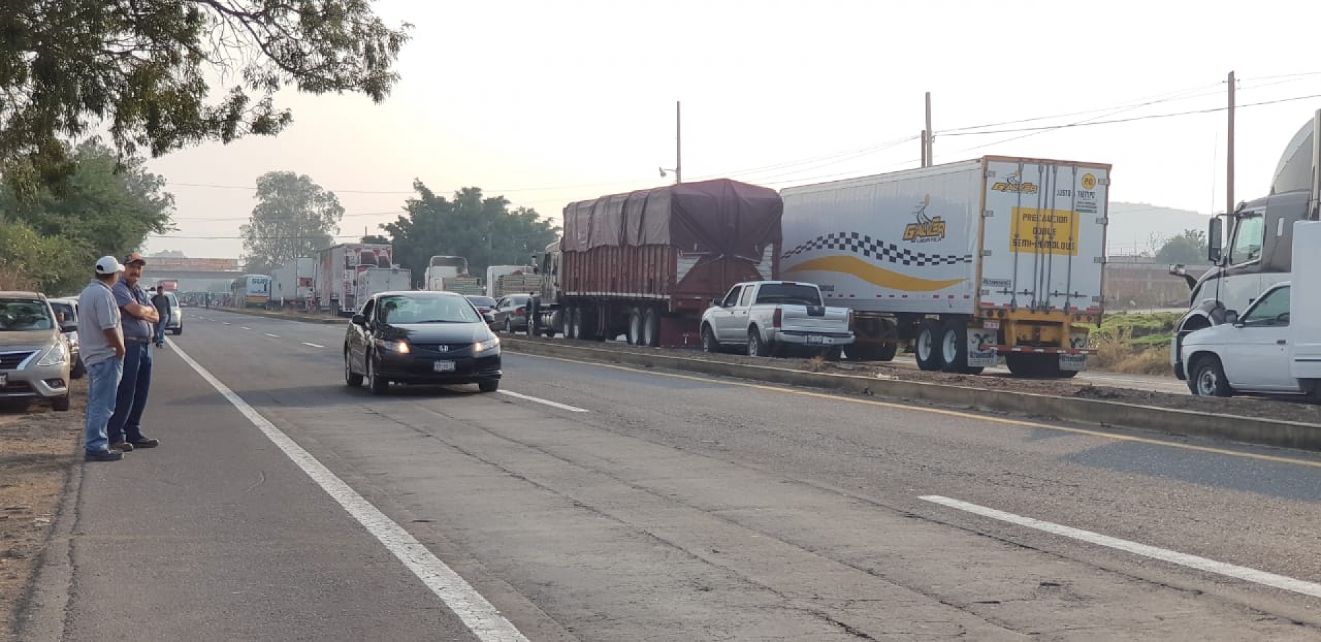 Bloquearon transportistas de Atlatlahucan la carretera México-Oaxaca