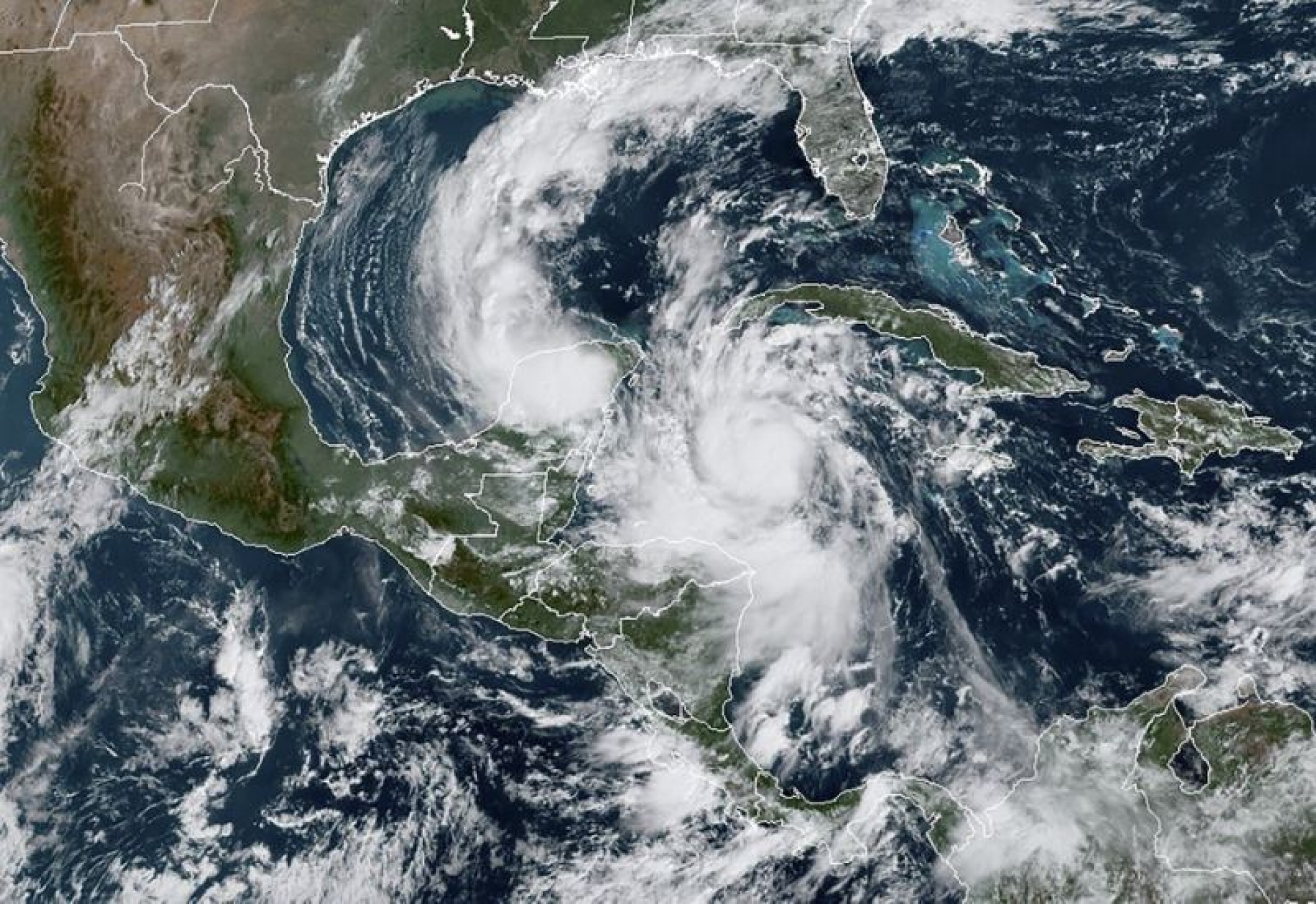 Huracán ‘Delta’ alcanza categoría 4; impactará la Península de Yucatán