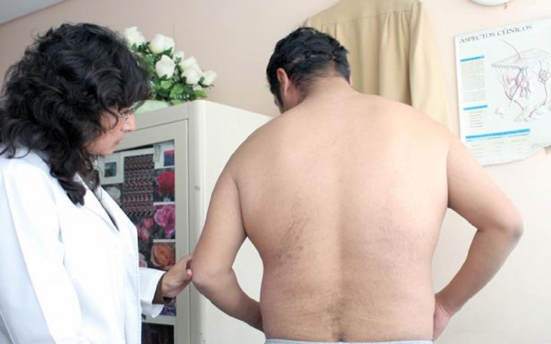 Importante, cargar correctamente objetos para evitar daños a la columna: IMSS