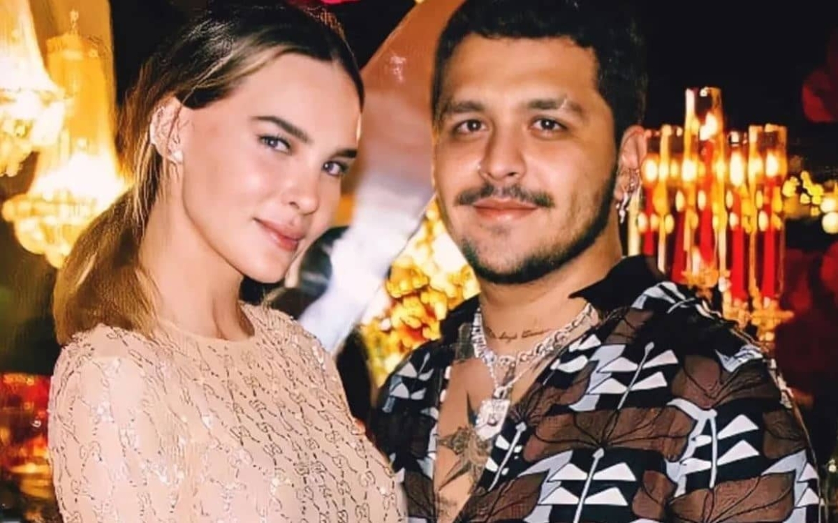 Belinda y Christian Nodal presumen su propio cobertor