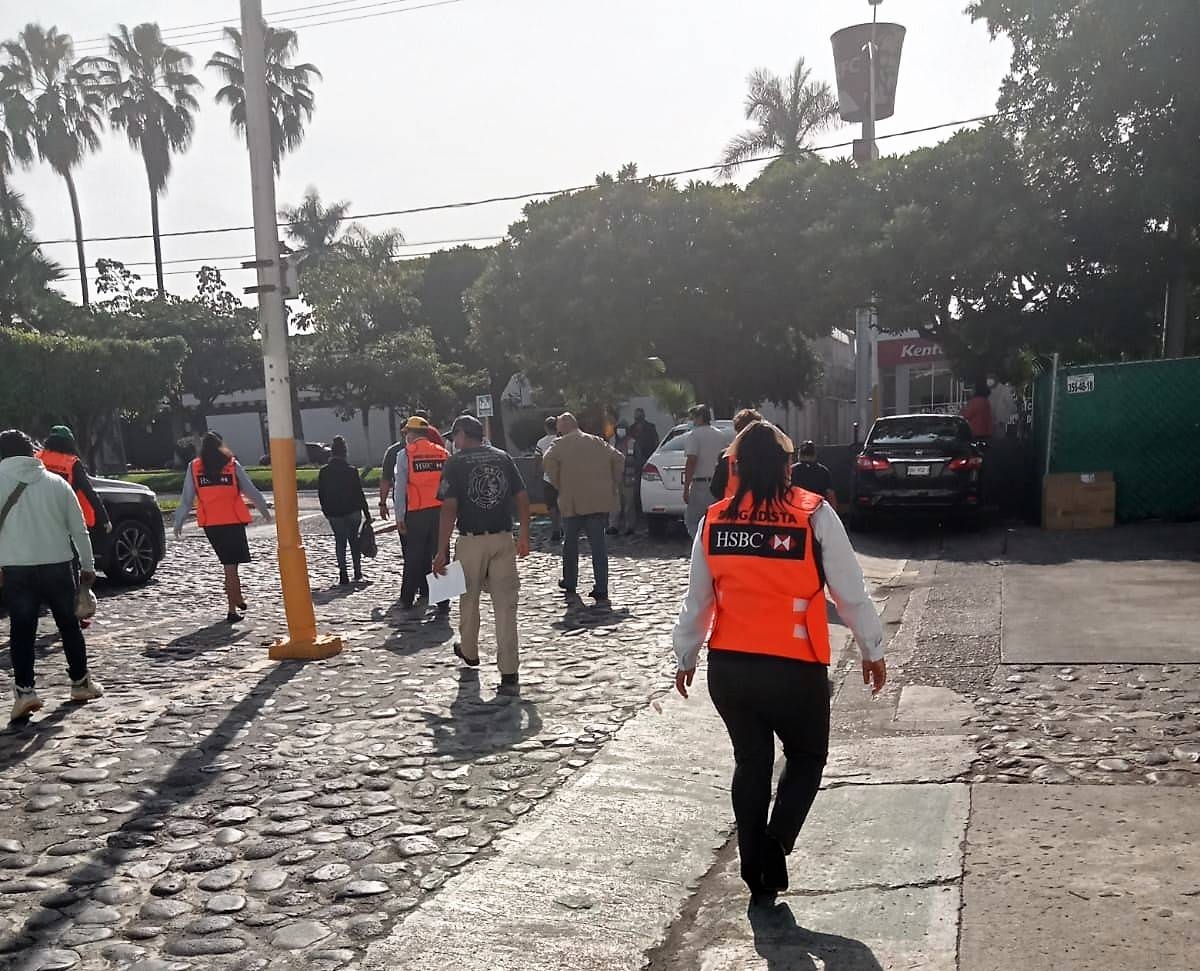 Realizan simulacro por amenaza de bomba en bancos