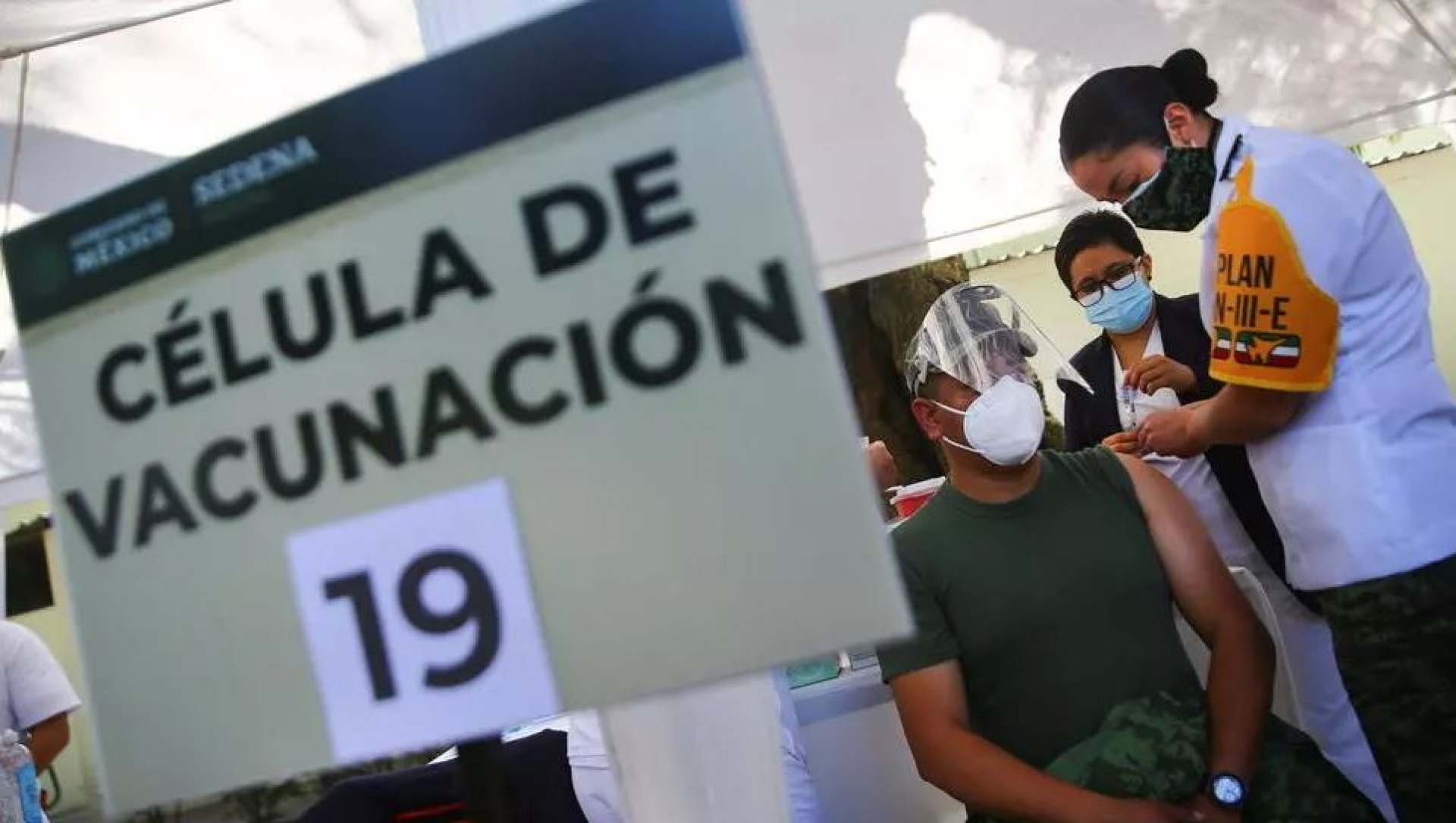 AMLO pide denunciar a "colados" en fila de vacunación