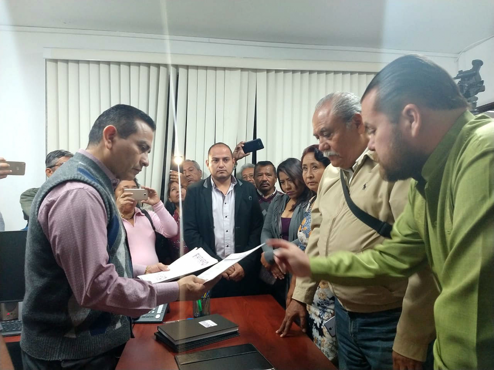 Acude Fidel Demédicis al Impepac a registrar partido político, 'Futuro'
