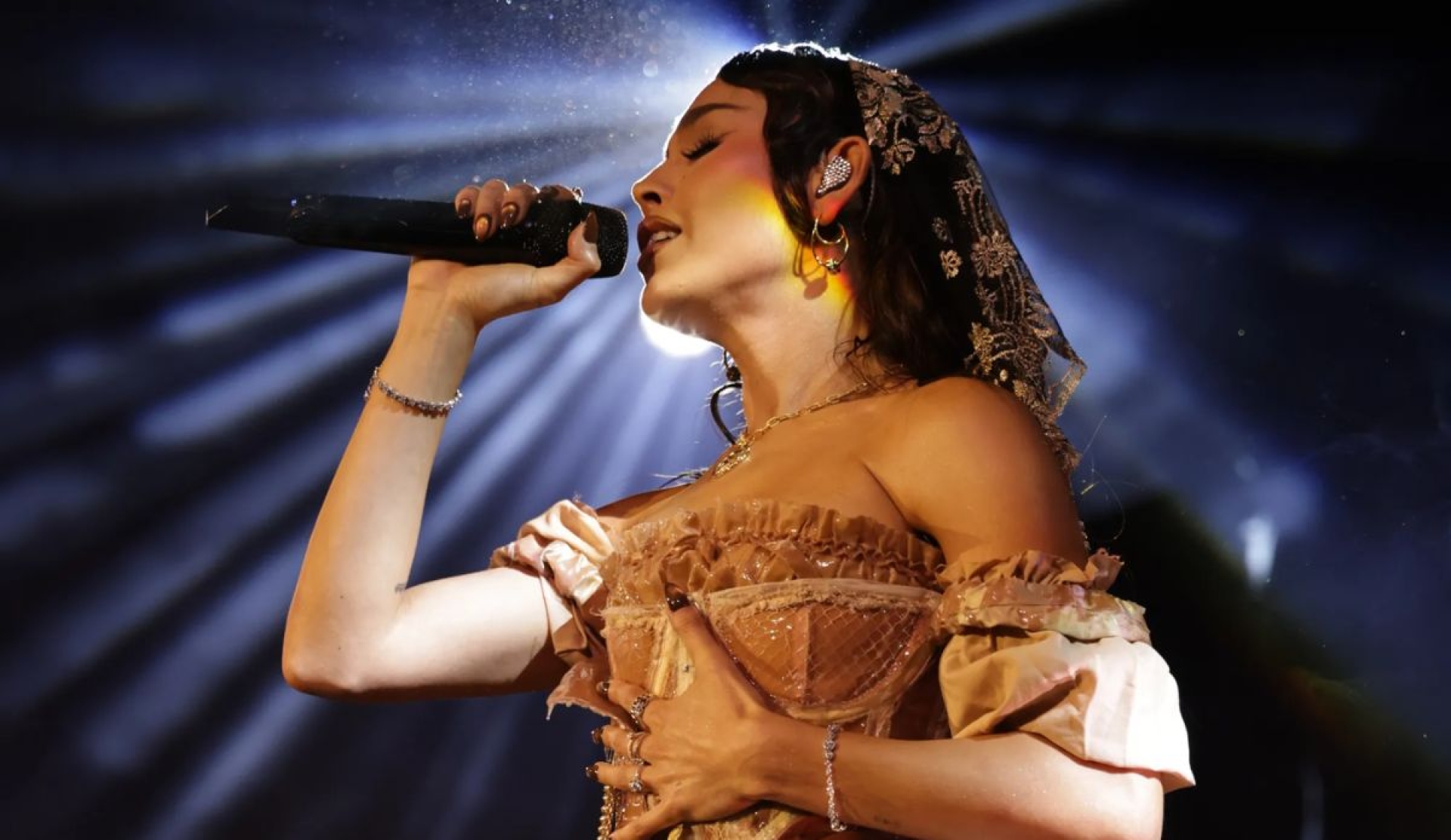 Danna deslumbra con homenaje a México en la Gala Vogue Día de Muertos