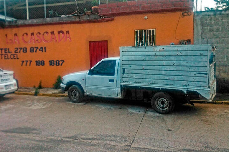Abandonan en Civac una camioneta robada