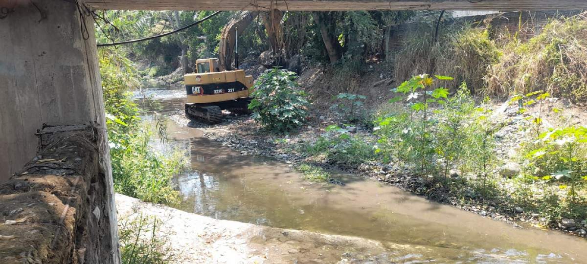 Desazolvan río Tembembe en Puente de Ixtla