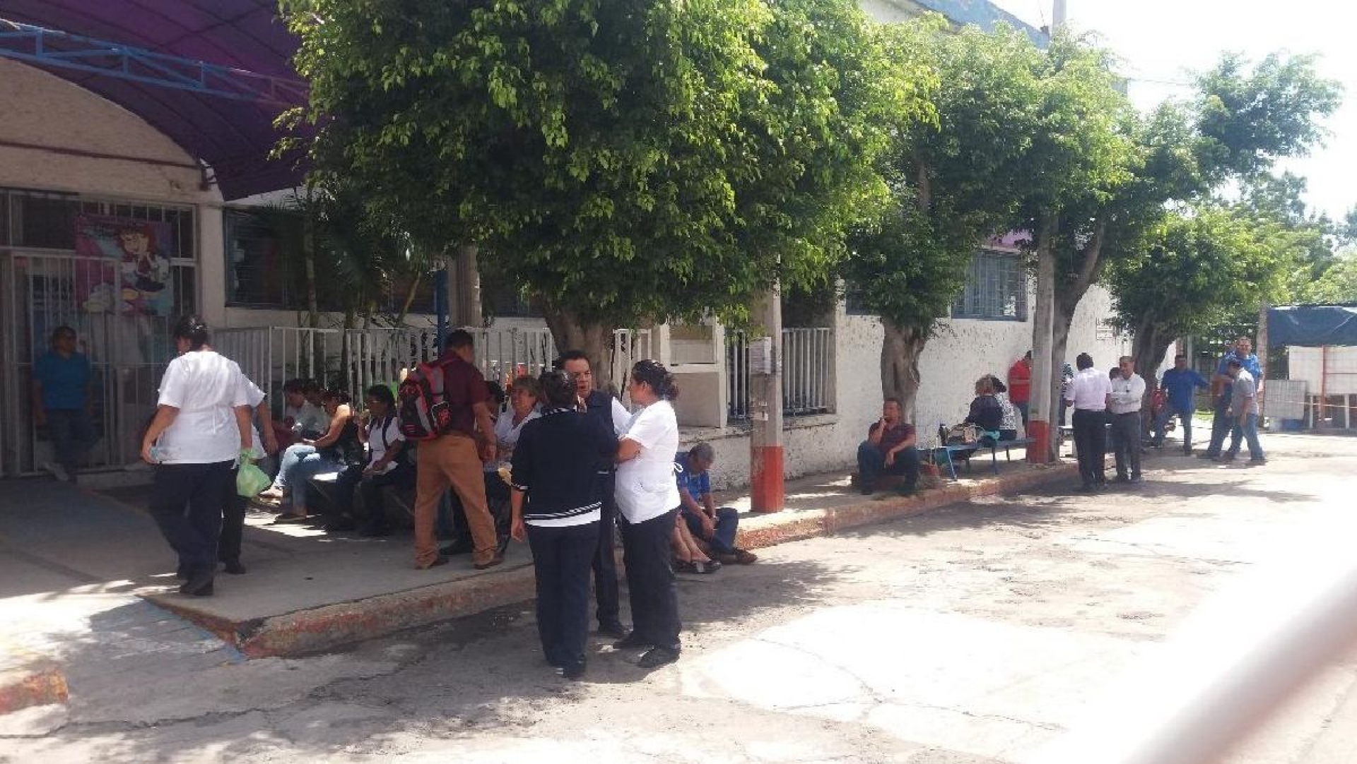 Trabajadores de Salud realizan paro de brazos caídos en Cuautla