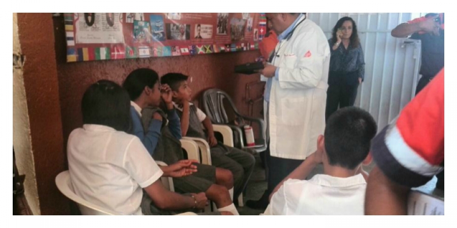 Reportan probable intoxicación de 20 estudiantes de una telesecundaria en Chipitlán