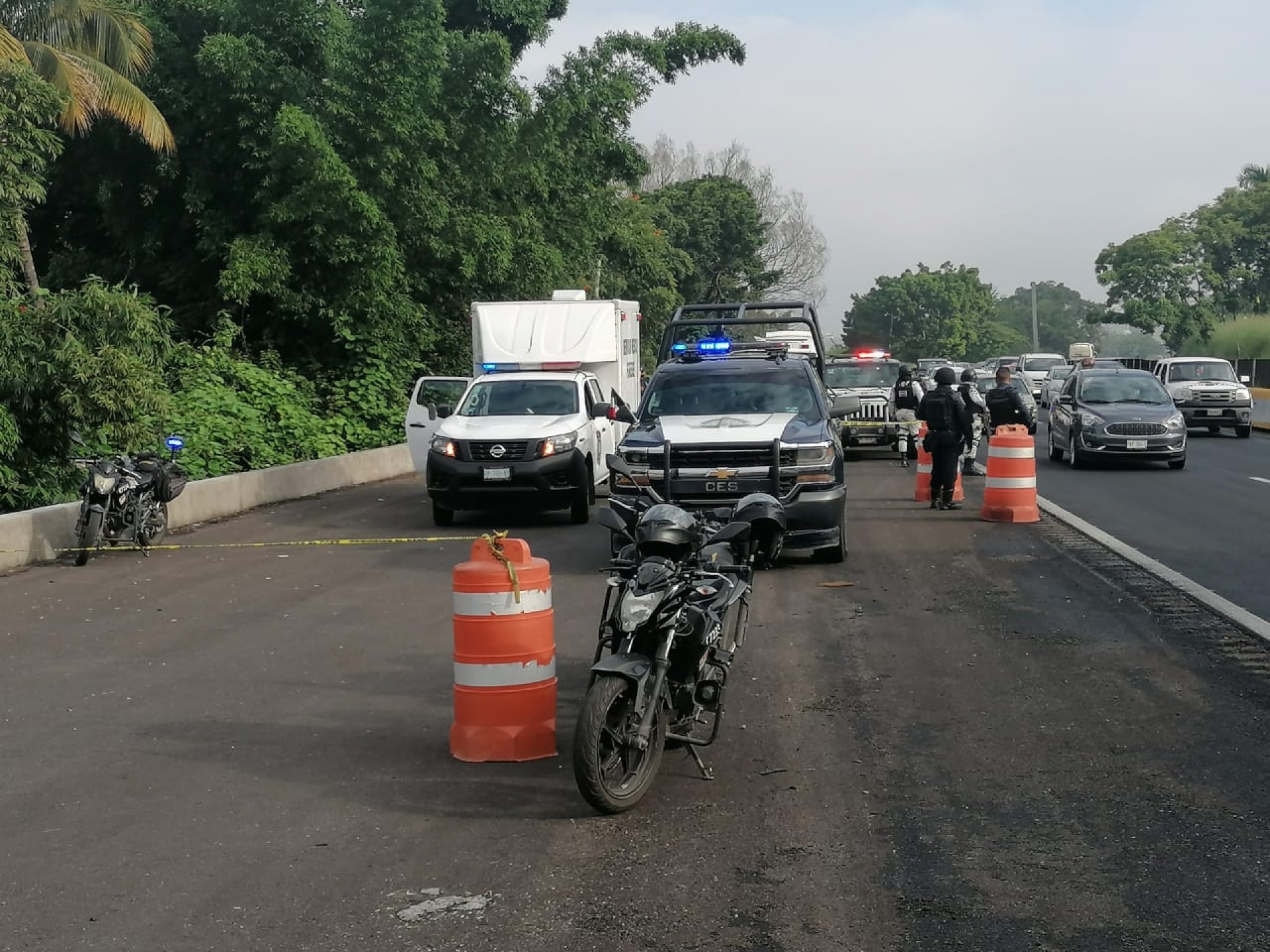 Hallan un cadáver embolsado a un costado de la autopista México-Acapulco