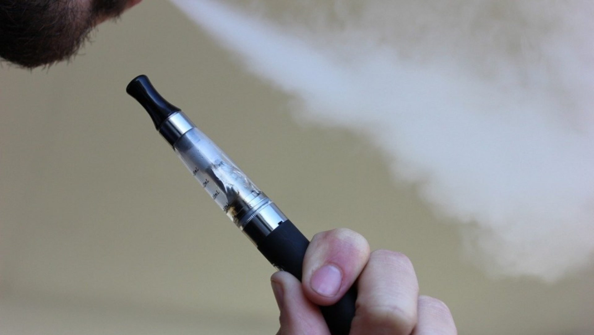 ¿Cuáles son los riesgos de usar pipas y vapers en tiempos de COVID-19?