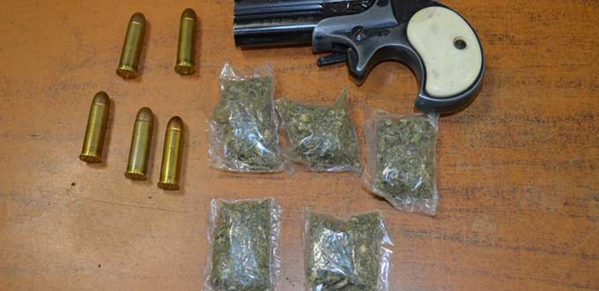 Arrestan a joven armado y con marihuana