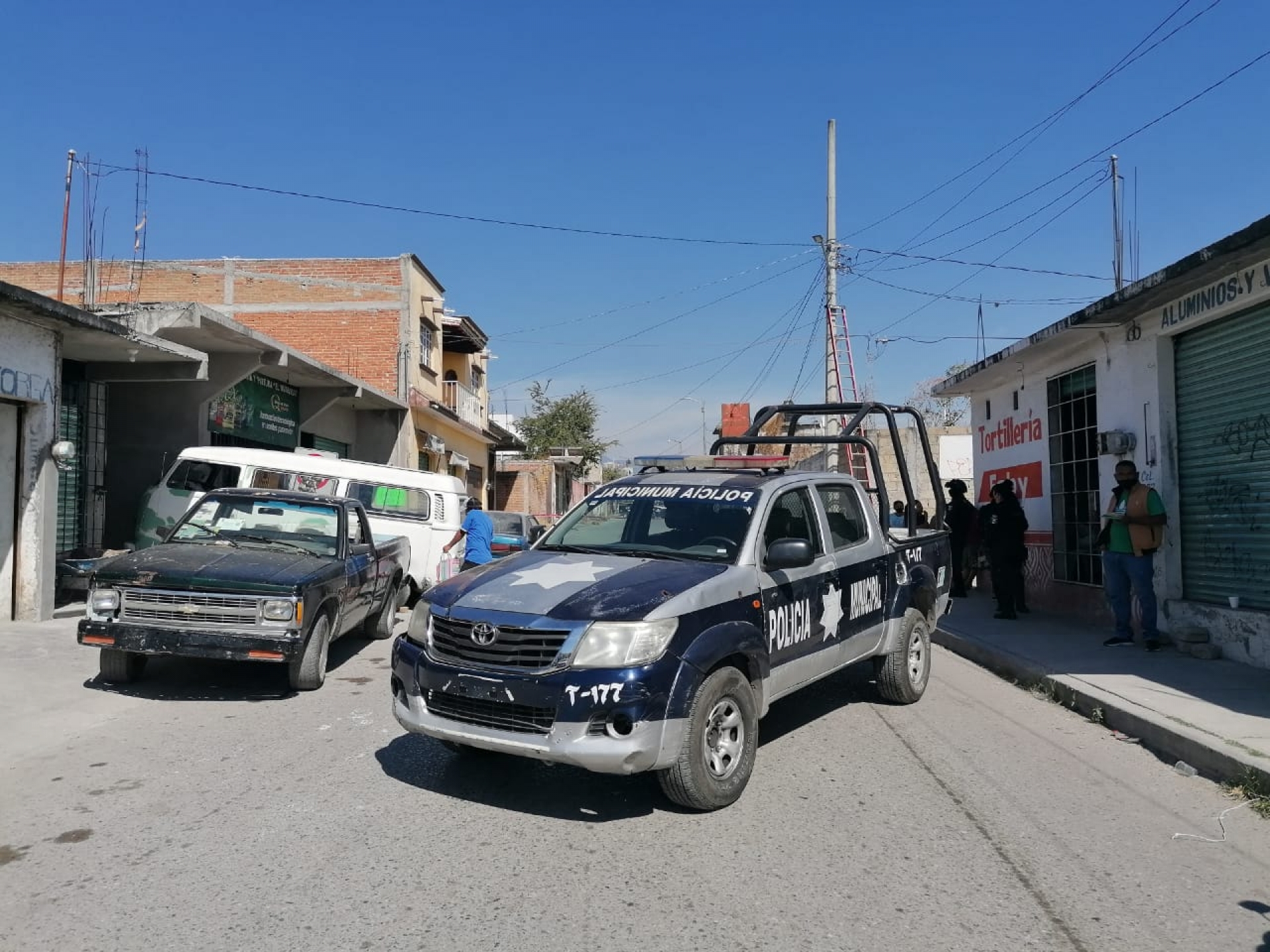 Hallan los cadáveres de dos hombres dentro de una taquería, en Temixco