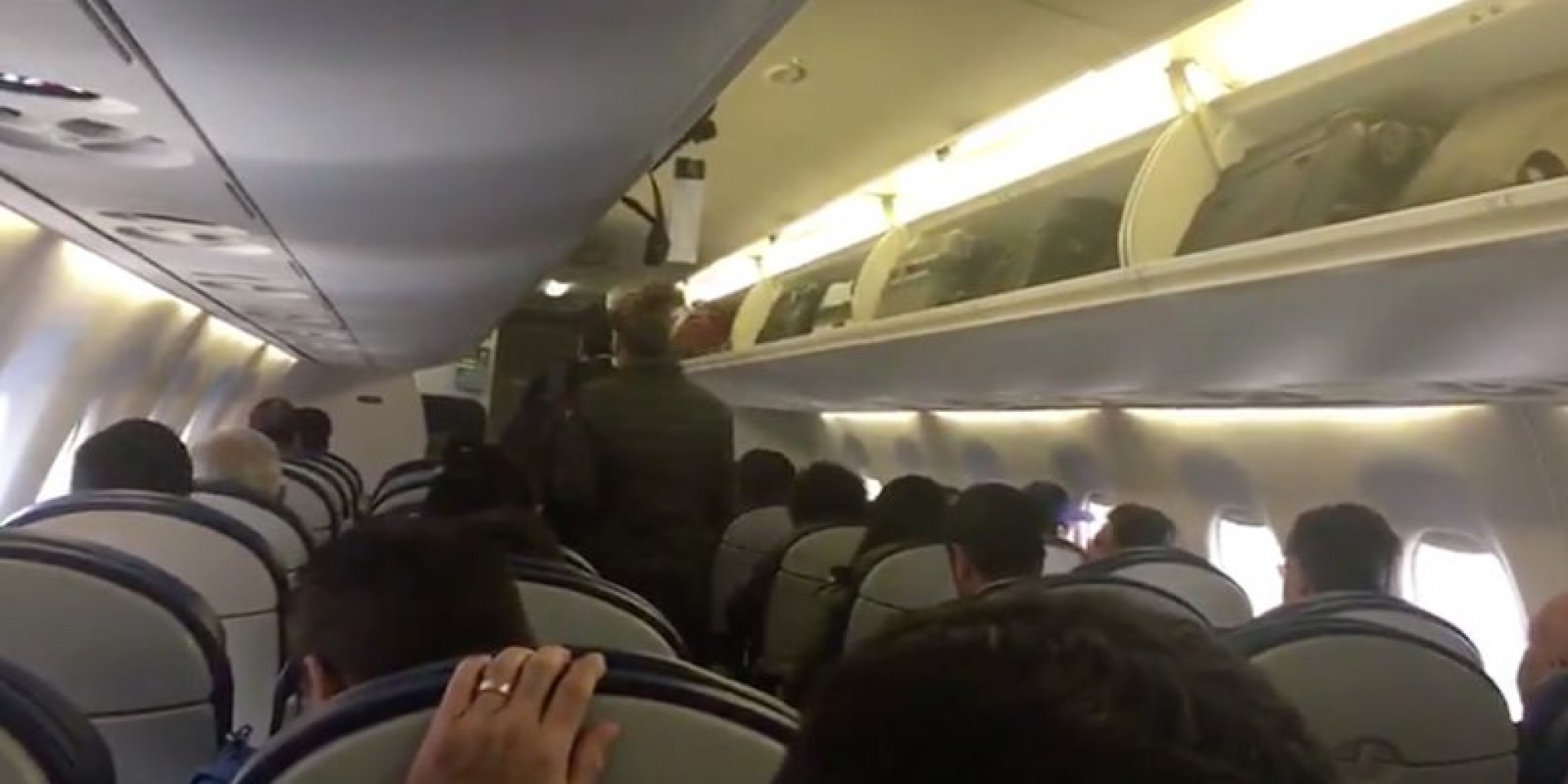 Familia abandona vuelo donde viajaba AMLO, lo consideraron inseguro