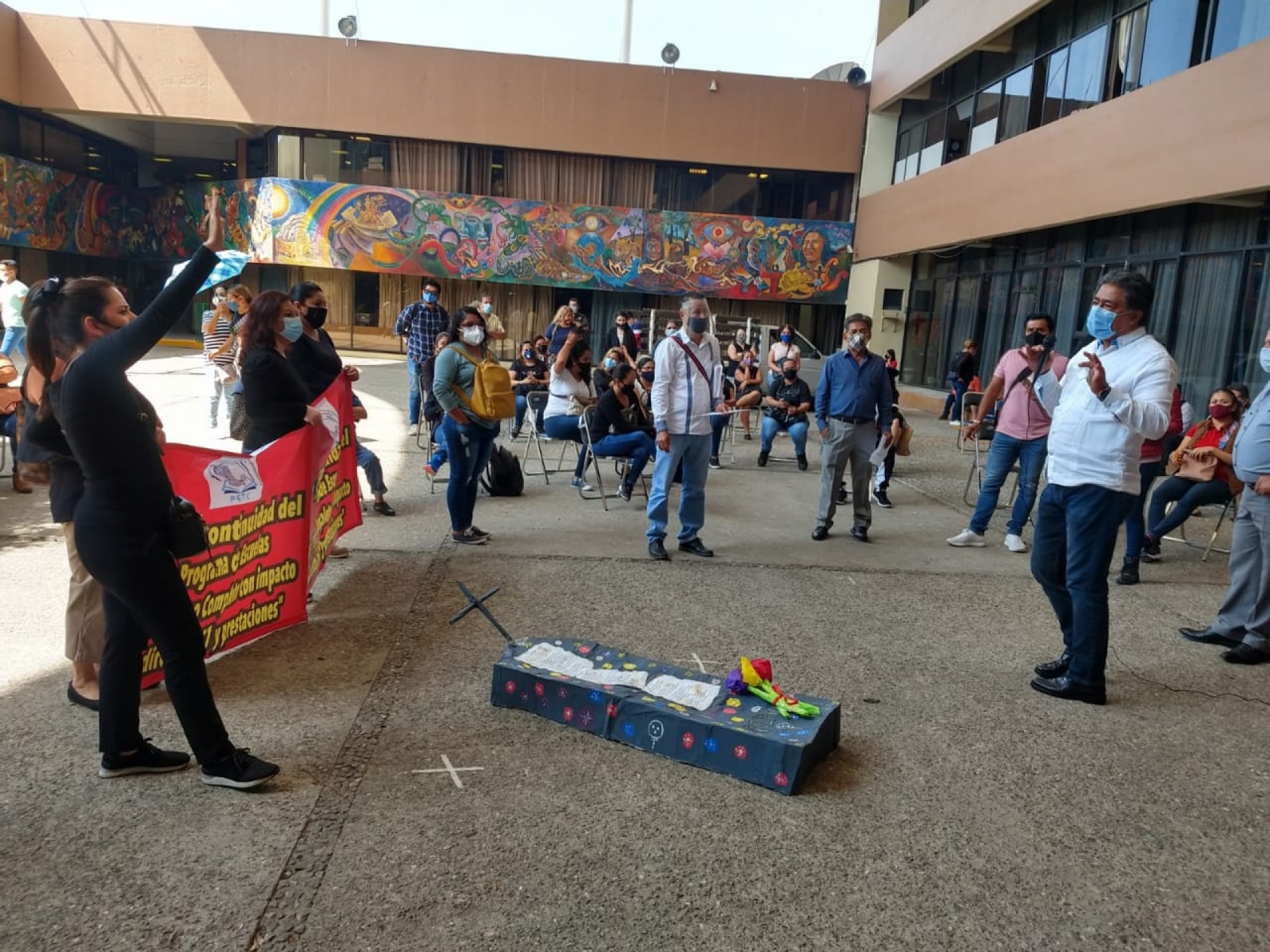 Se manifiestan maestros de Escuelas de Tiempo Completo en el IEBEM
