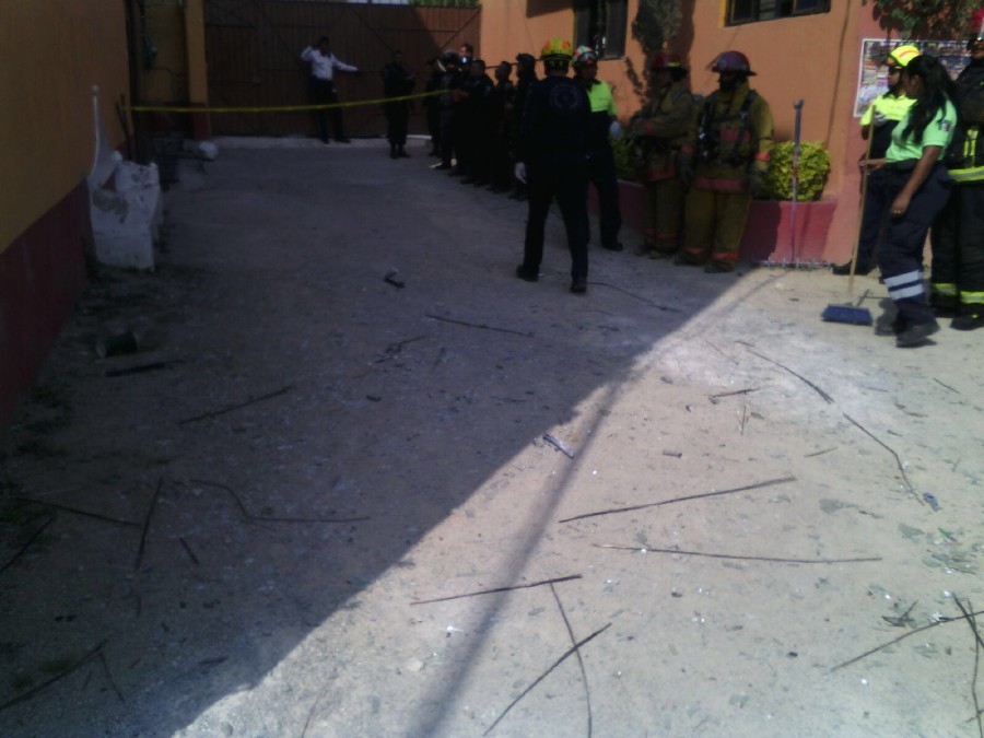 Le explotaron los cohetes en una mano