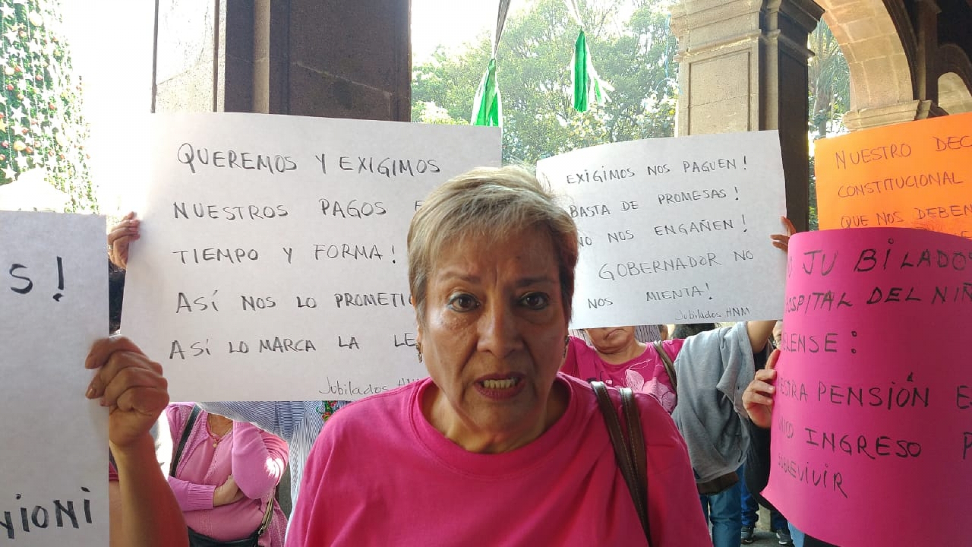 Protestan trabajadores del HNAM para demandar pago de aguinaldo