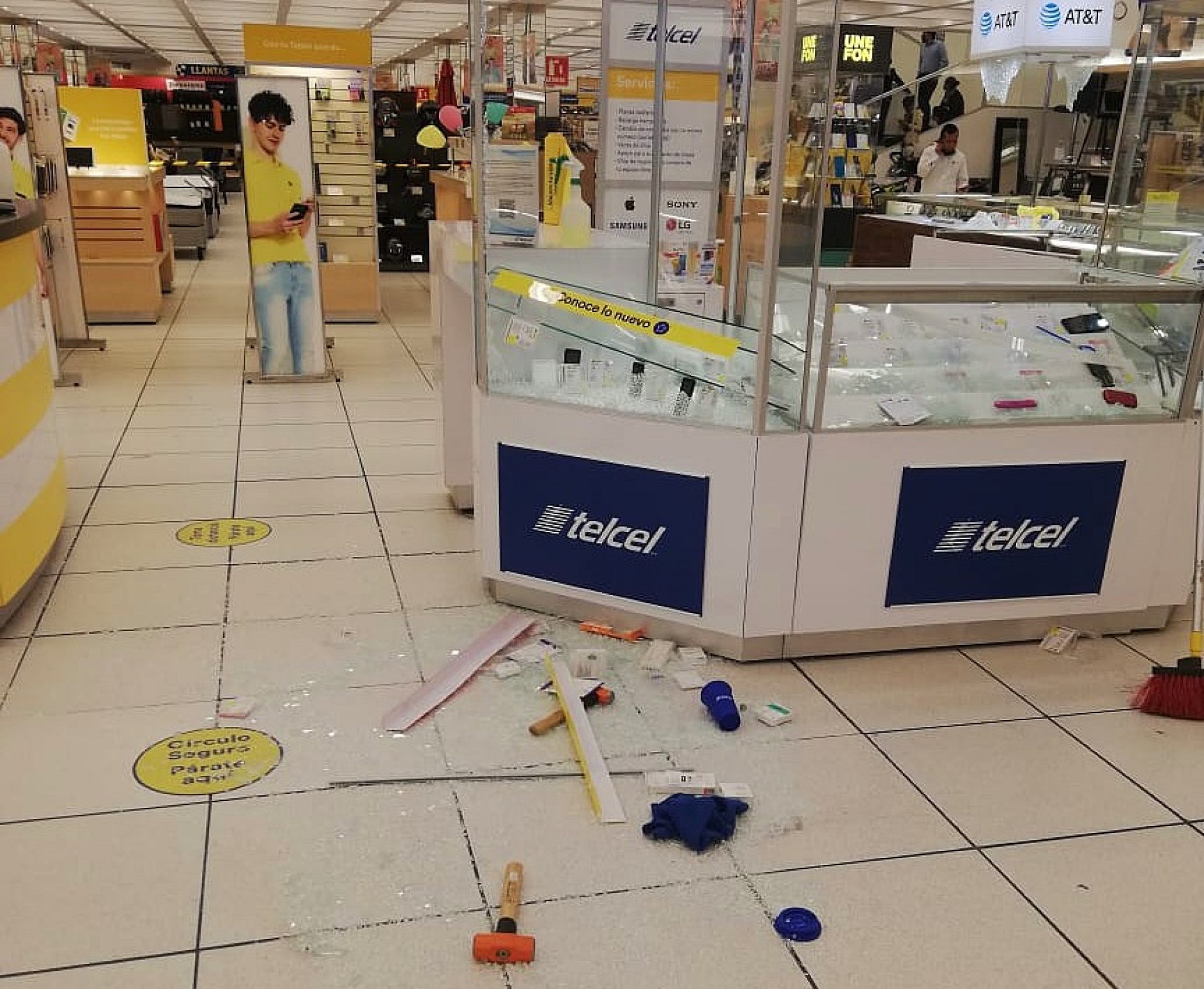 Grupo armado roba más de 50 equipos de telefonía celular en una tienda, en Zapata