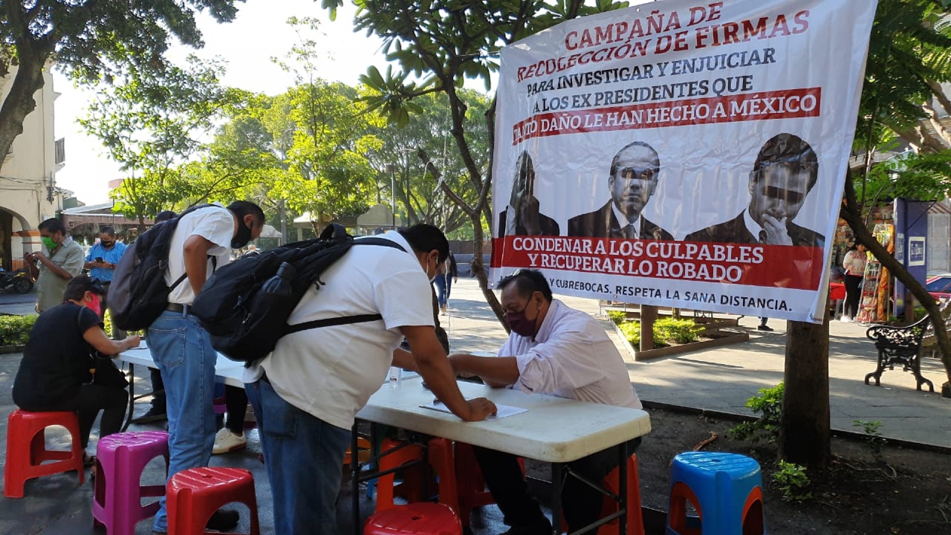 Morenistas recaban firmas para impulsar ante INE consulta popular