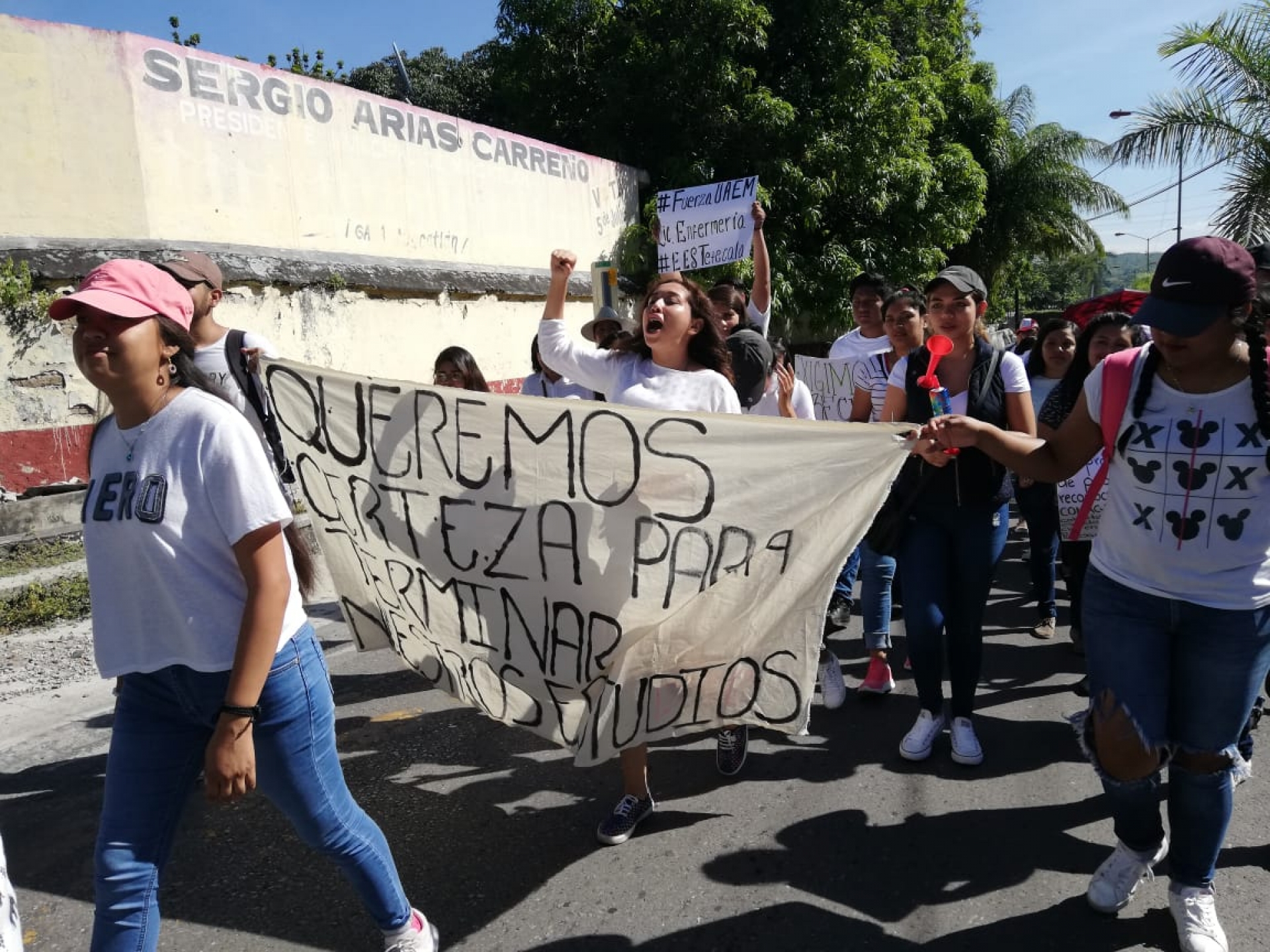 Marchan estudiantes en apoyo a docentes de UAEM