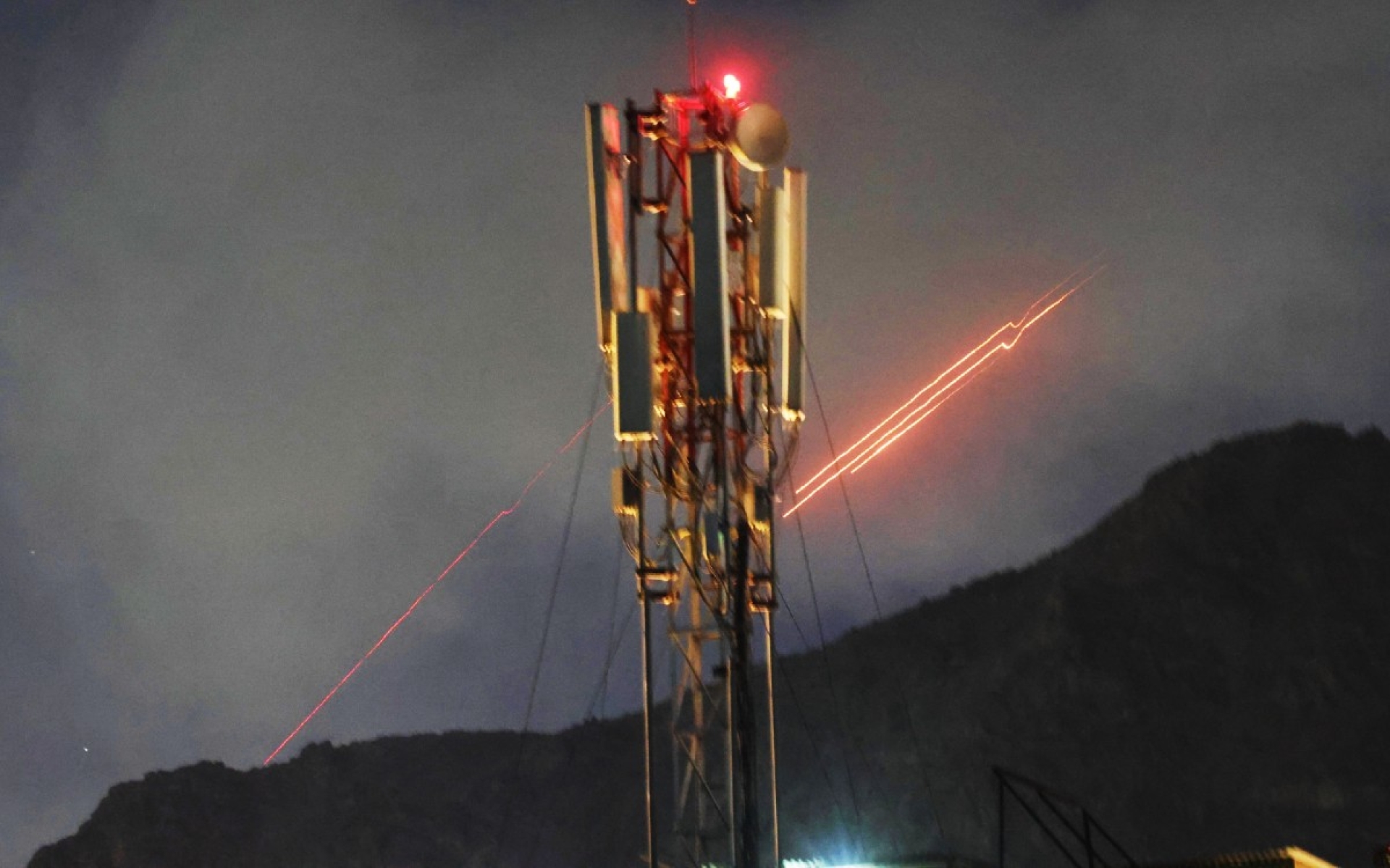 Bombardeo en hospital de Afganistán deja al menos 400 muertos