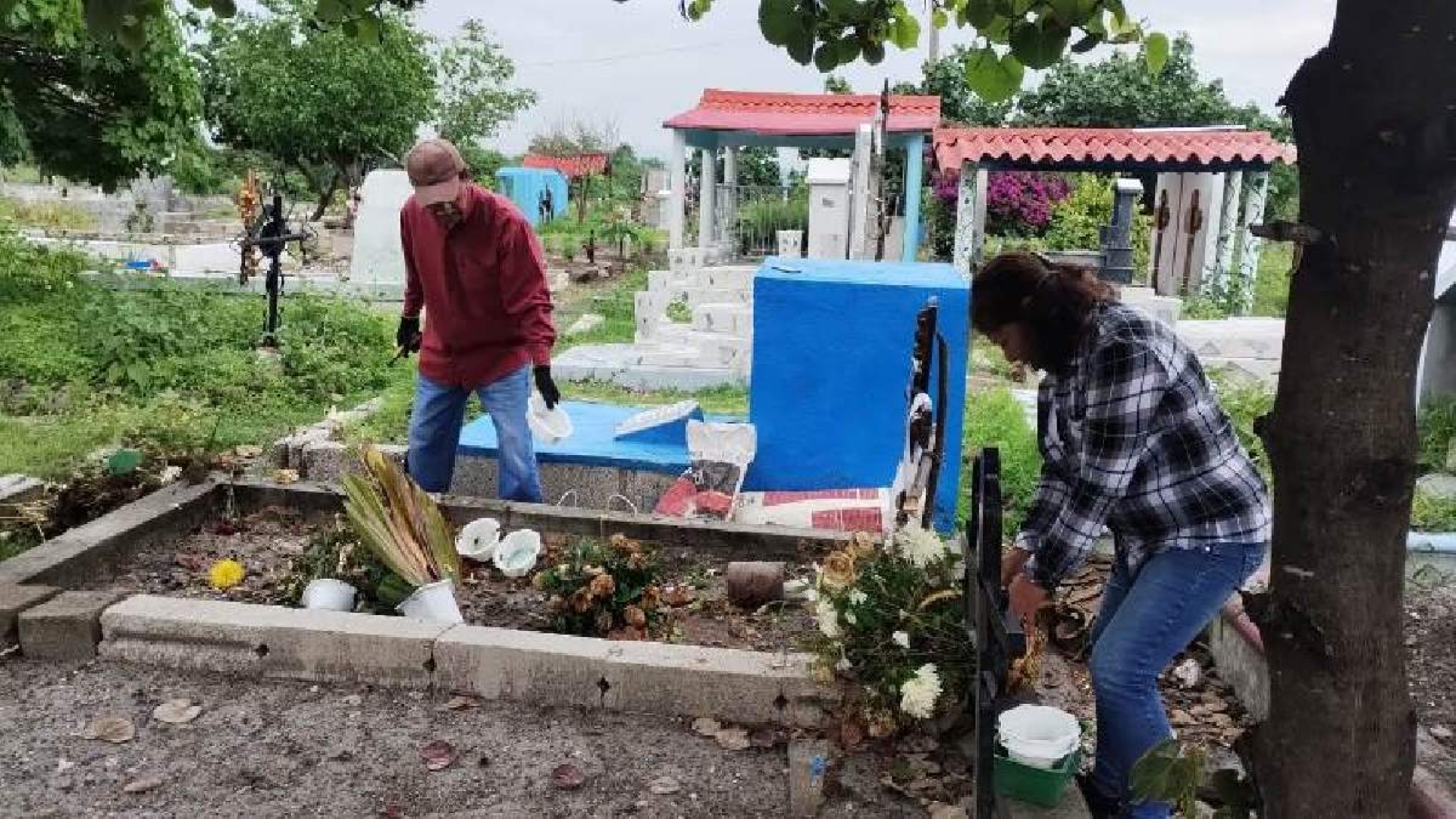 Emprenden campaña de limpieza de panteones en Ayala
