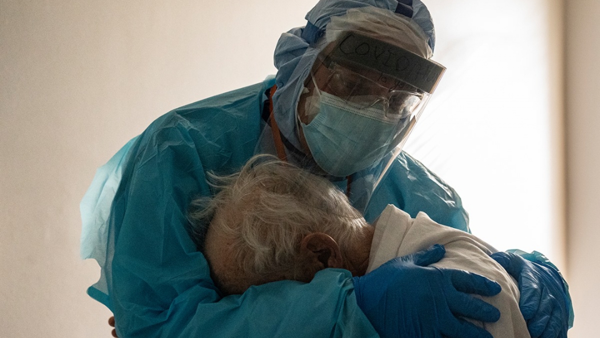 Abrazo de médico y abuelito internado por COVID-19 conmueve en redes sociales