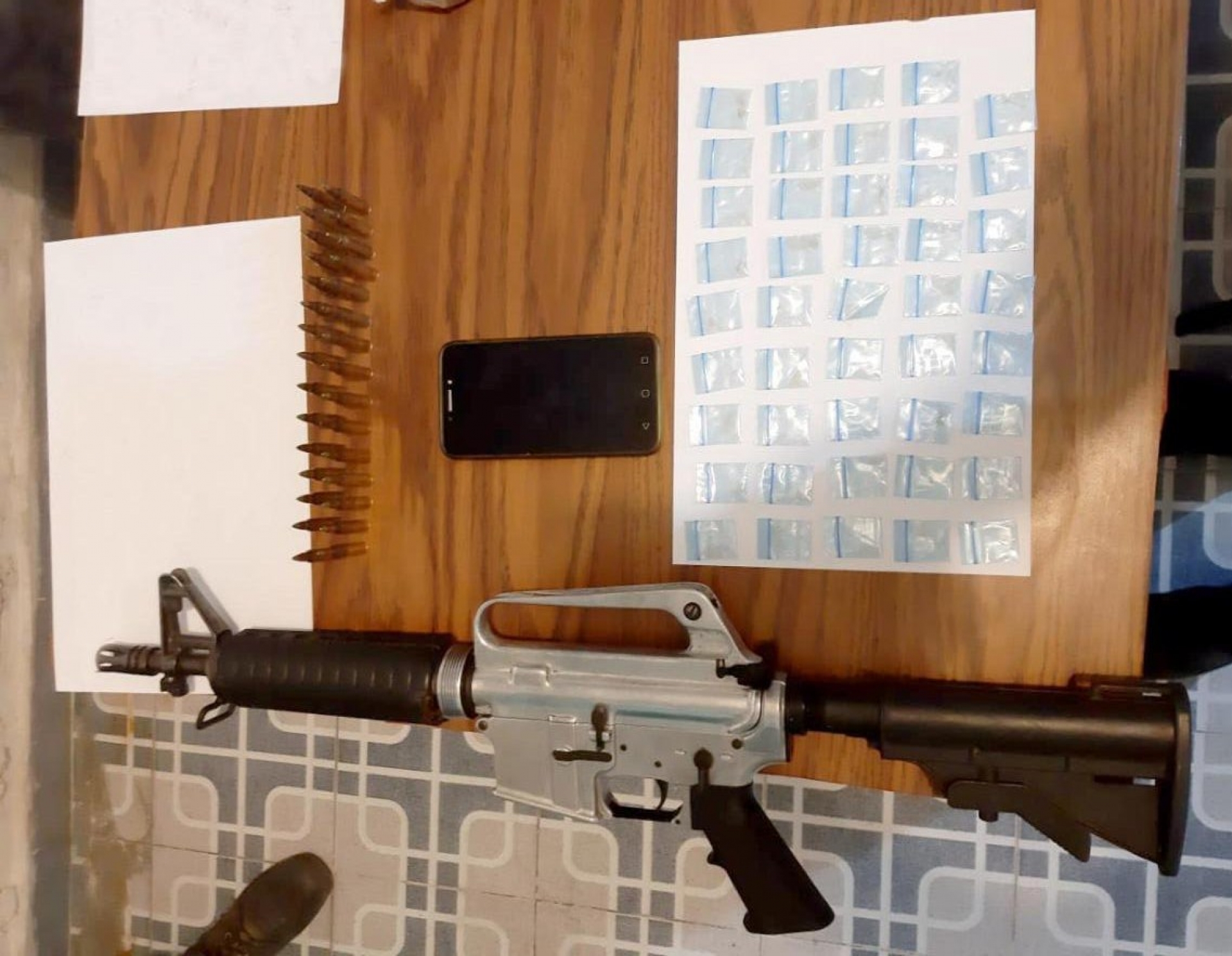 Acción penal contra dos hombres asegurados con armas largas y droga
