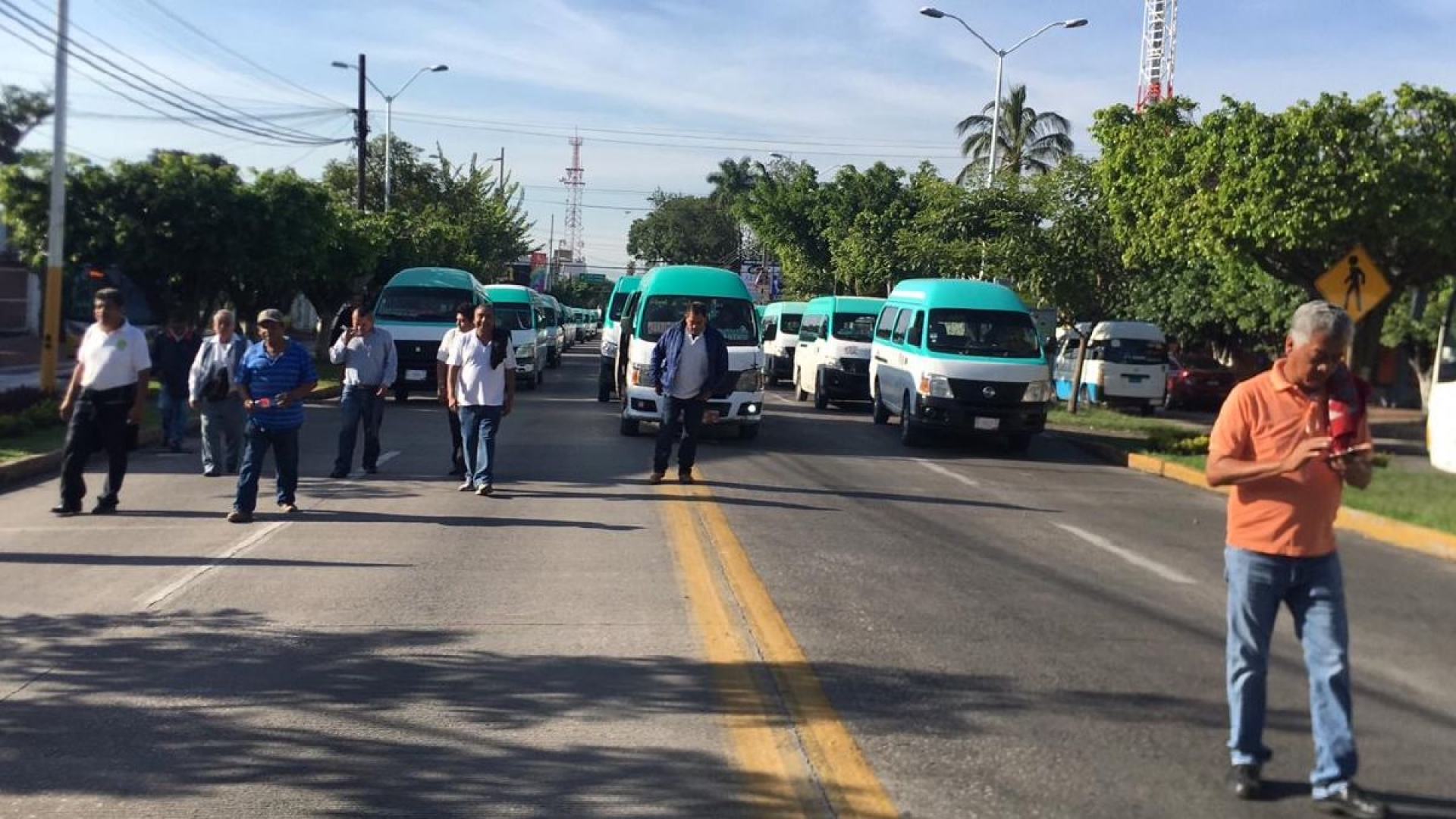 Marchan en apoyo a operativos contra transportistas irregulares