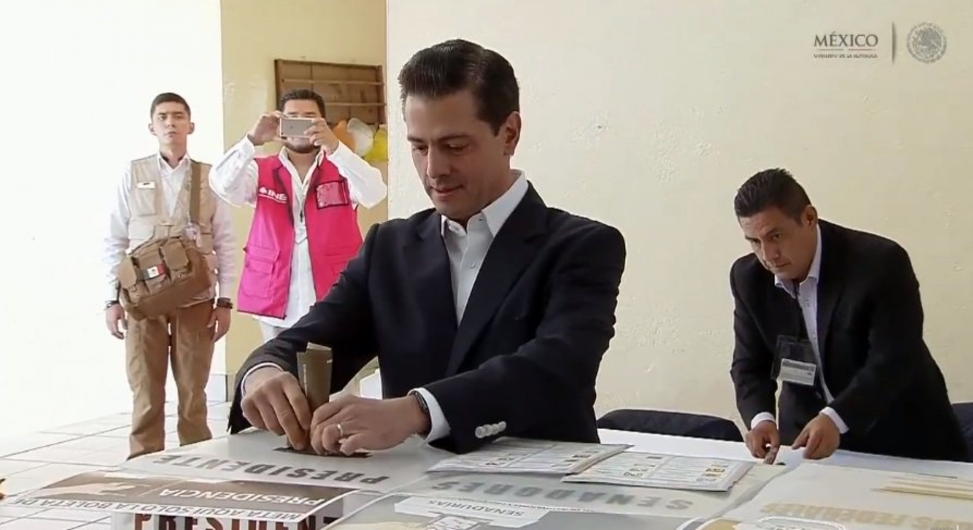 Peña Nieto asiste con su familia a emitir su voto (VIDEO)