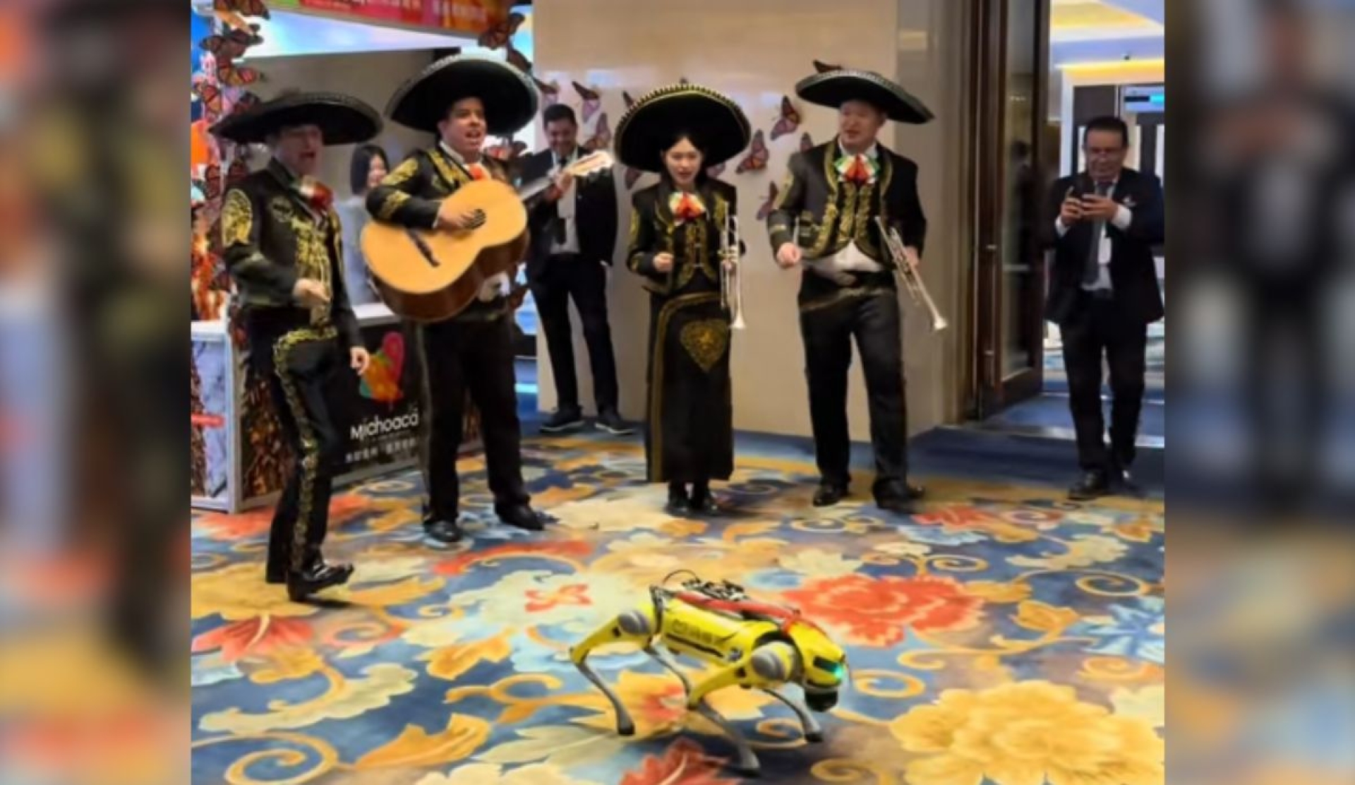 Perro robot chino conquista redes bailando 'El Mariachi Loco' en Pekín