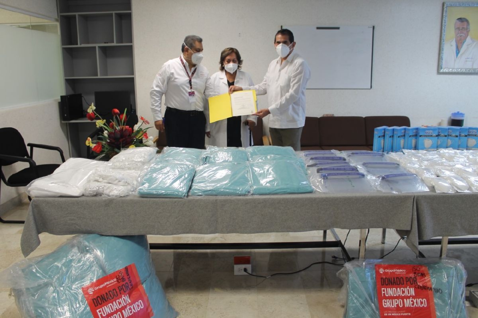 Entregan equipo de protección personal a Hospital Centenario
