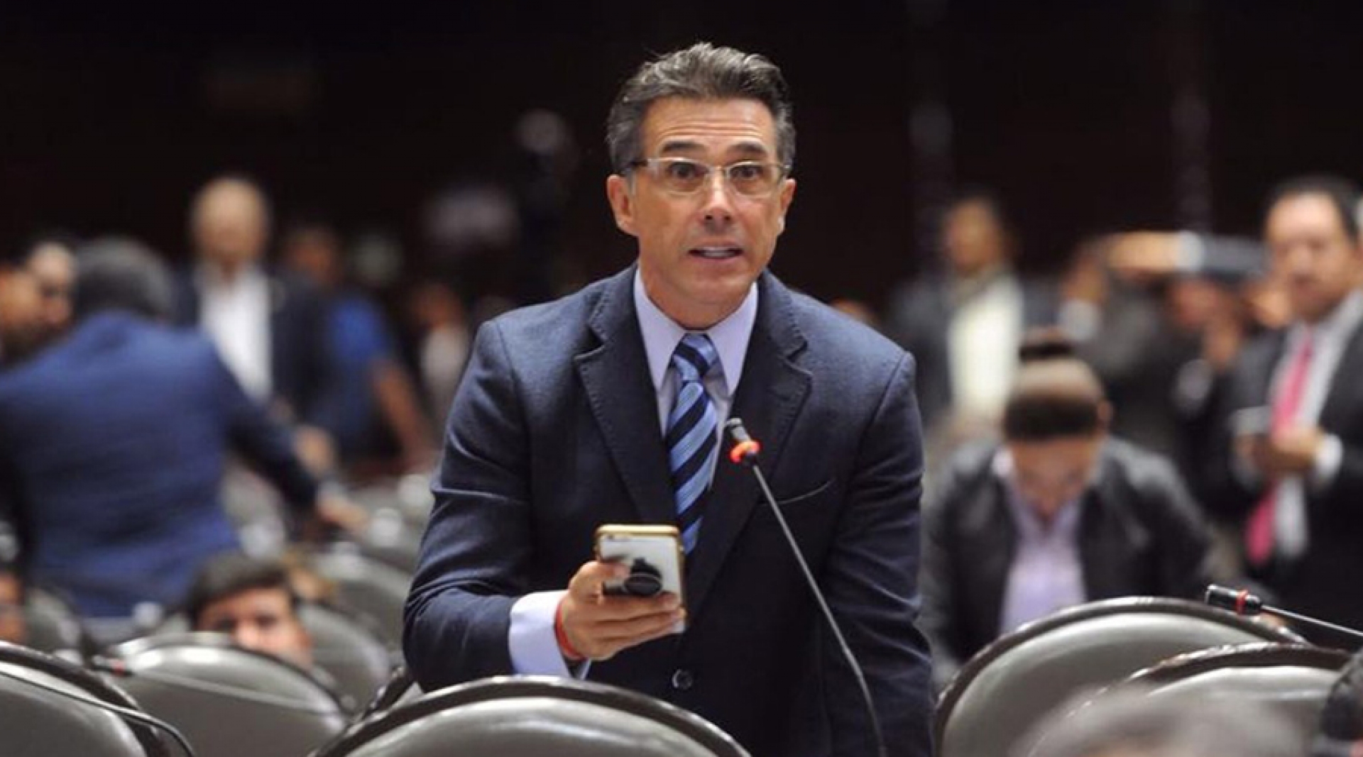 Piden a Sergio Mayer “¡Que se encuere!”  en el Monumento a la Revolución