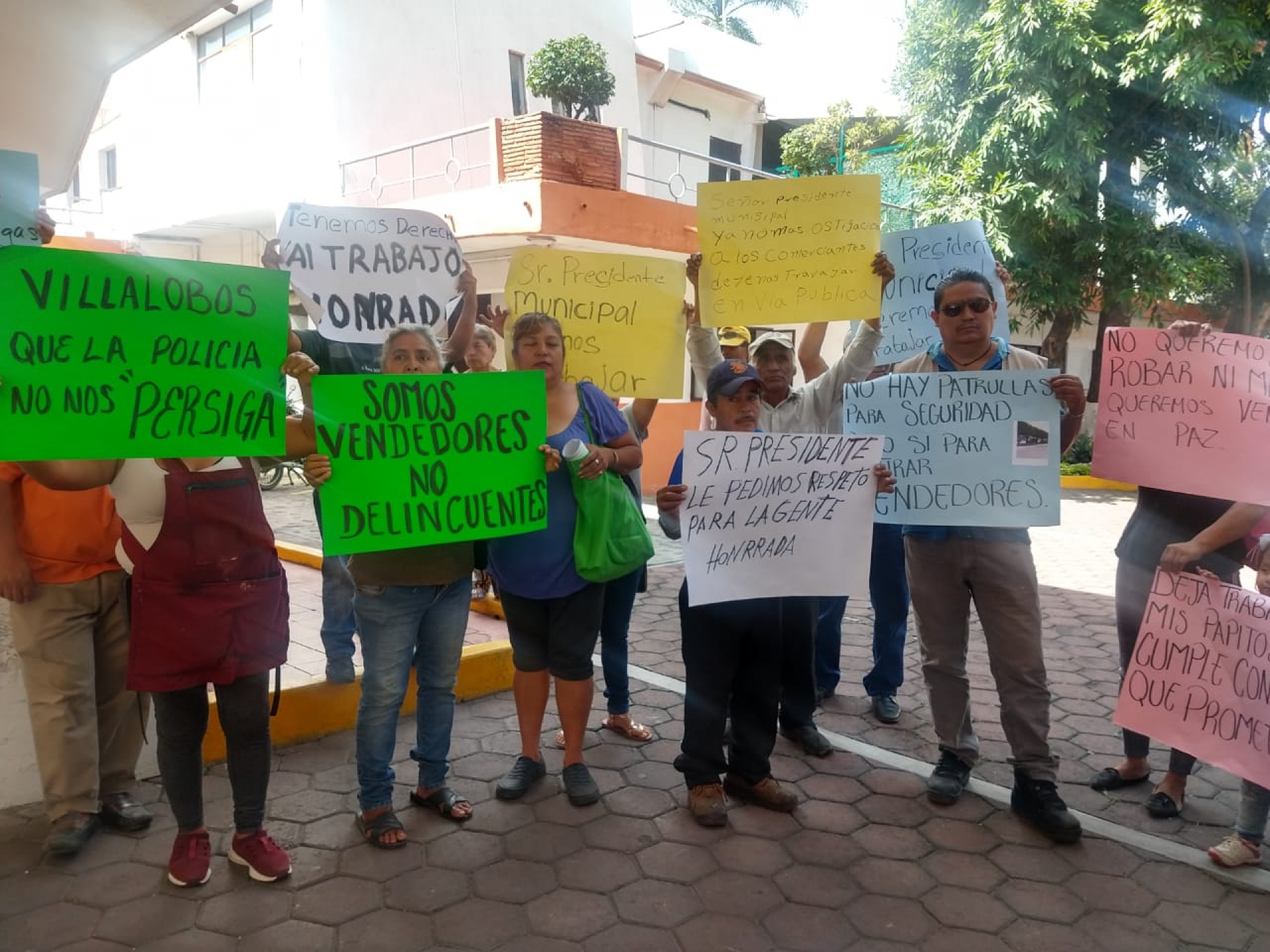 Comerciantes ambulantes de Flores Magón se manifestaron en el ayuntamiento capitalino