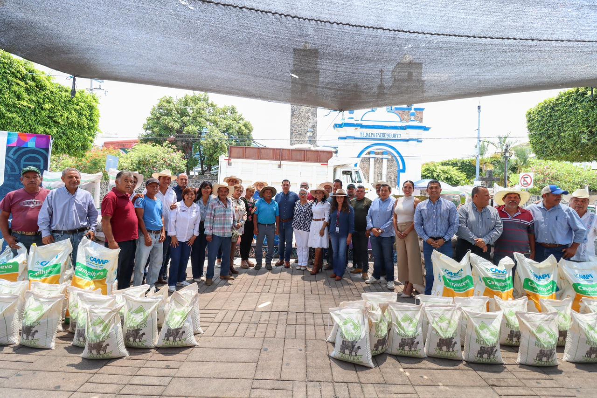 Entrega Eder Rodríguez toneladas de alimento a ganaderos de Jiutepec