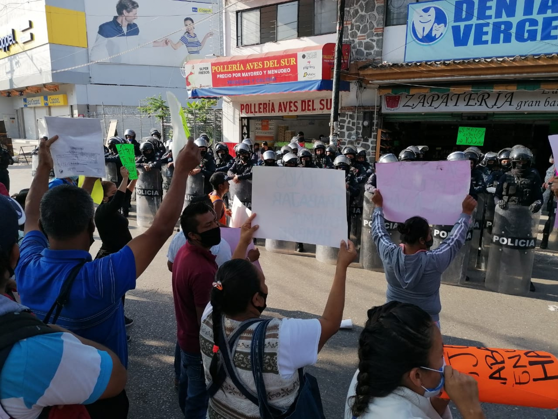 Protestan comerciantes semifijos y ambulantes del circuito ALM