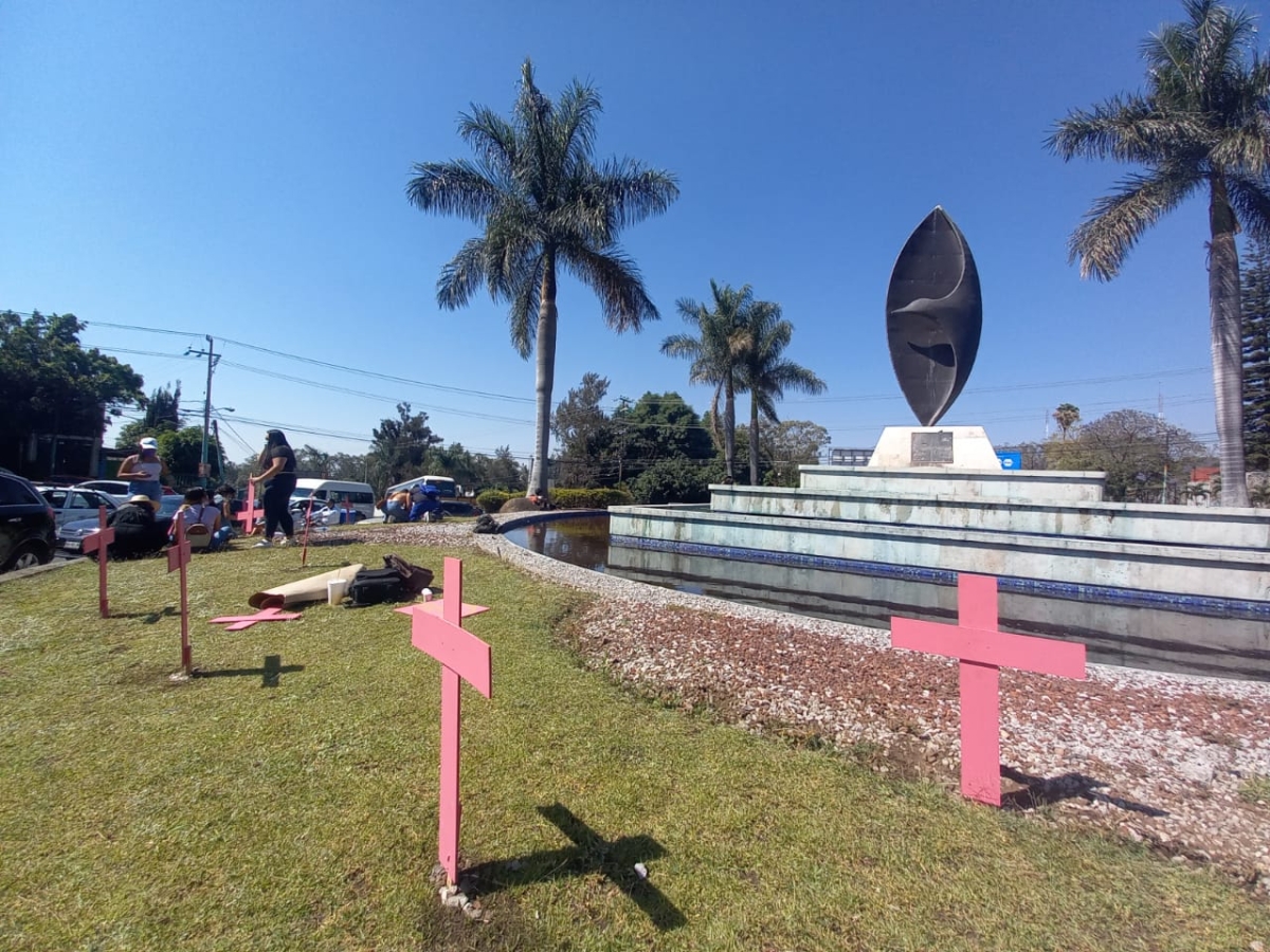 Colocaron estudiantes de UAEM y colectivos de mujeres 71 cruces en glorieta de Paloma de la Paz