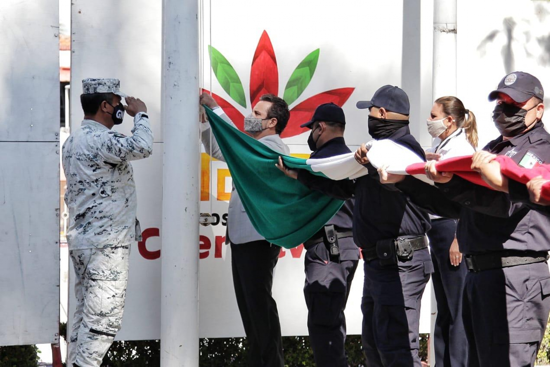 Encabeza alcalde de Cuernavaca ceremonia cívica de izamiento de bandera