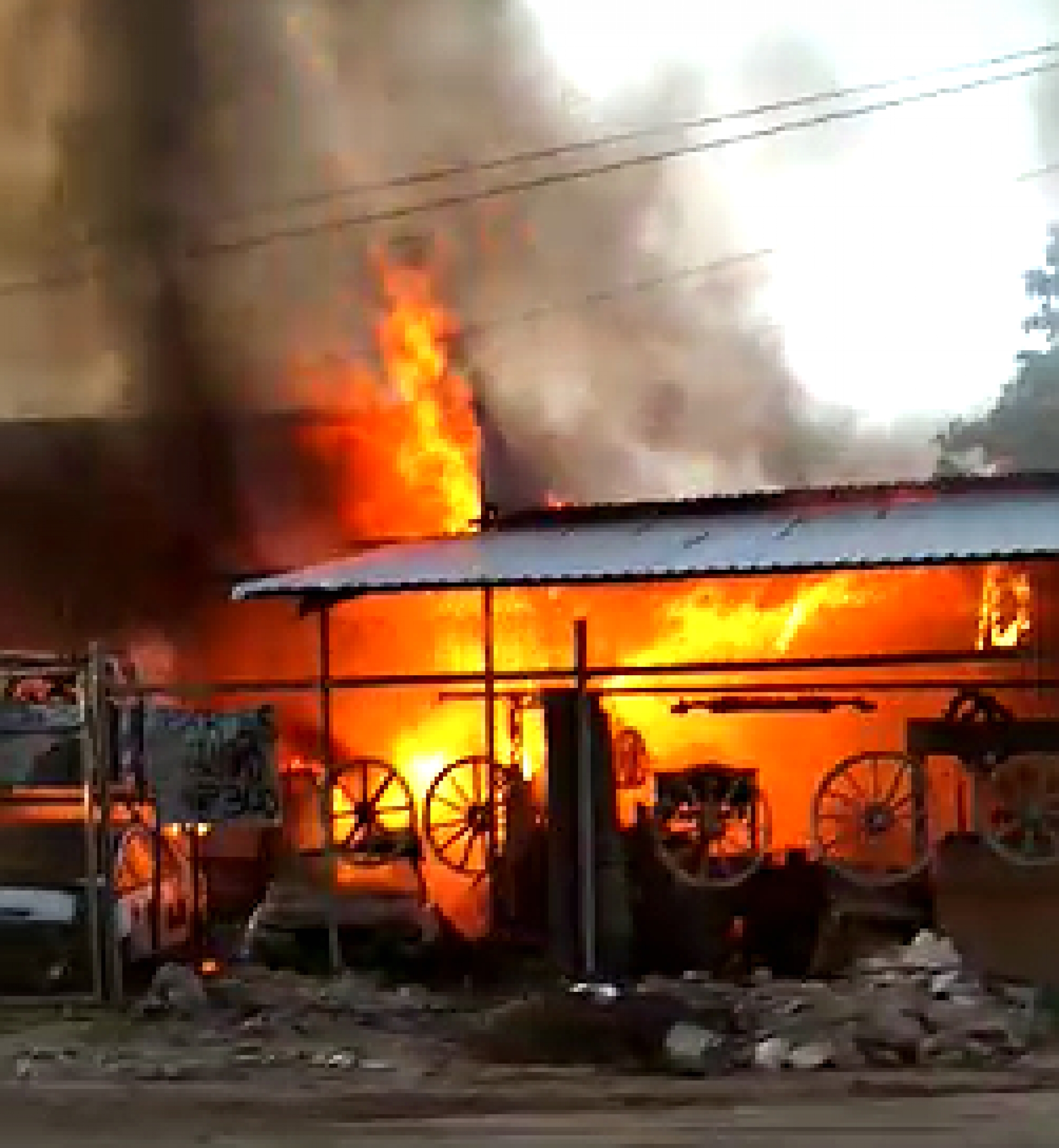 Atienden bomberos incendio en una bodega de desperdicios industriales, en Yautepec